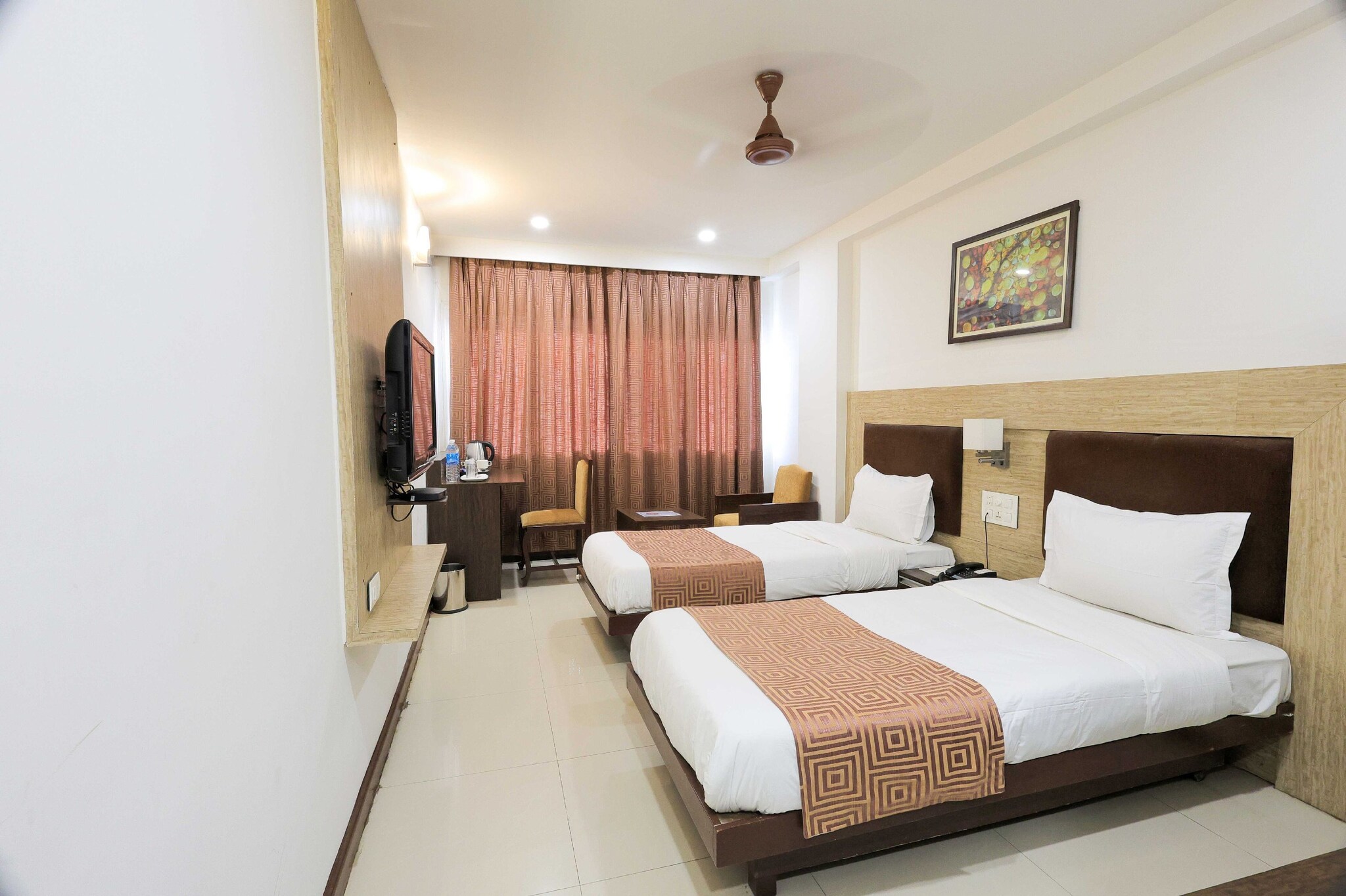 Ground floor: (Kitchen(electric kettle), bedroom(double bed, TV, bar, air conditioning, Laundry Package incl.), bathroom(shower, toilet, Towels incl.), seating area, bar, electric kettle, shower, washbasin, toilet, meetings, receptions, Towels/Sheets (Incl.), netflix, telephone, shampoo, hot water, Dedicated workspace)\n\nfitness equipment, lift