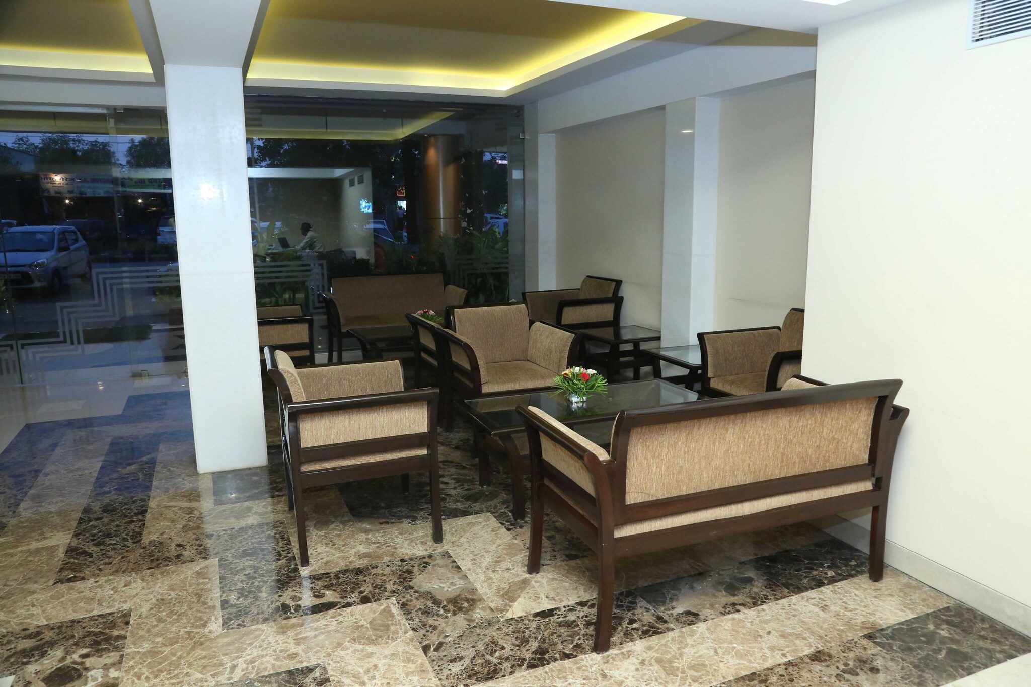 Ground floor: (bedroom(double bed, TV, seating area, air conditioning, Towels incl., telephone), bathroom(bathtub or shower, shower, washbasin, toilet, shampoo, body soap, hot water), Parking, lift)