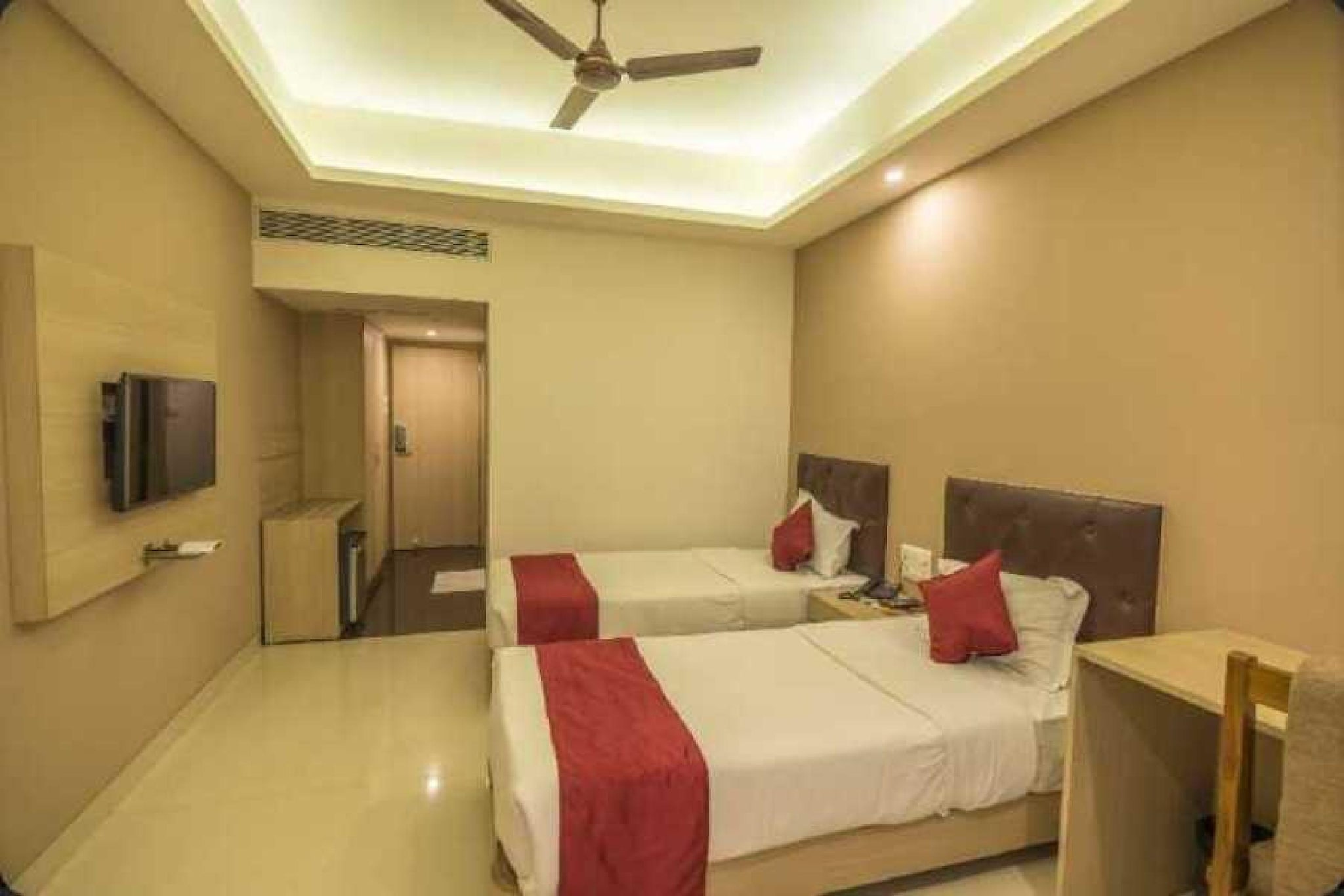 Ground floor: (bedroom(double bed, TV, seating area, air conditioning, Towels incl., telephone), bathroom(bathtub or shower, shower, washbasin, toilet, shampoo, body soap, hot water), Parking, lift)