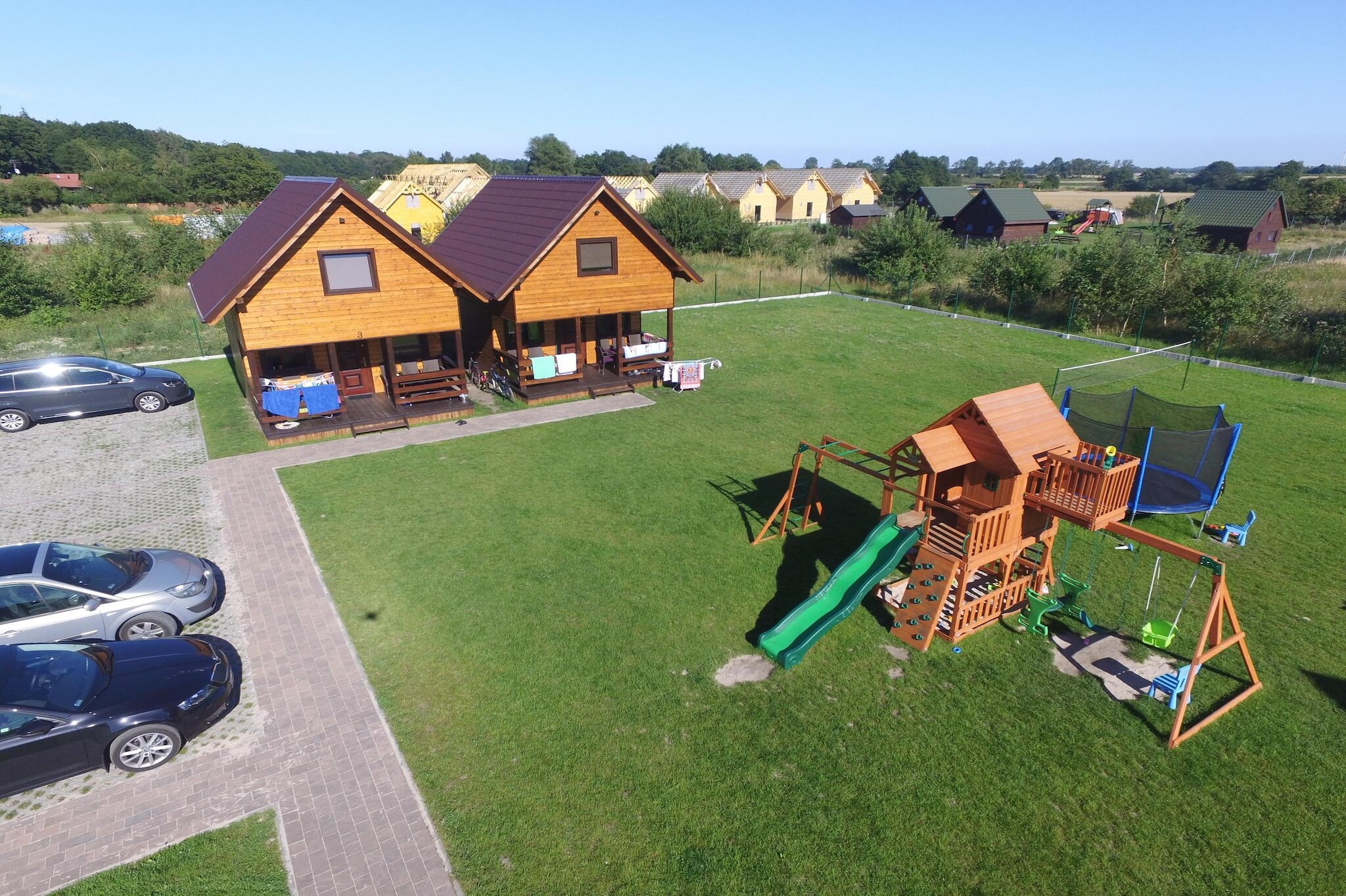 Piętrowe domki wakacyjne w Pleśnej-Buitenkant zomer