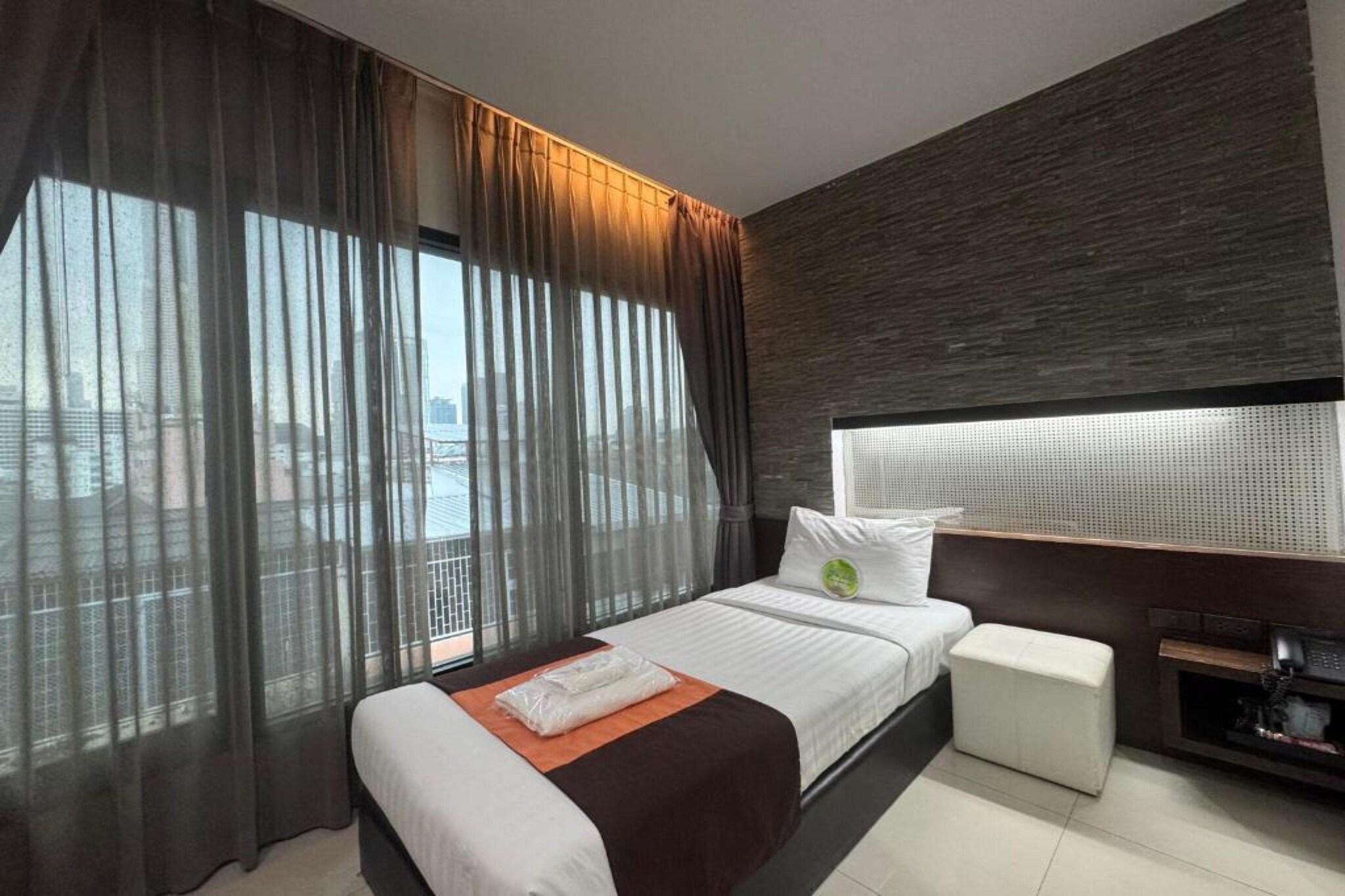 Compact Solo Nest | Great for Short City Stays