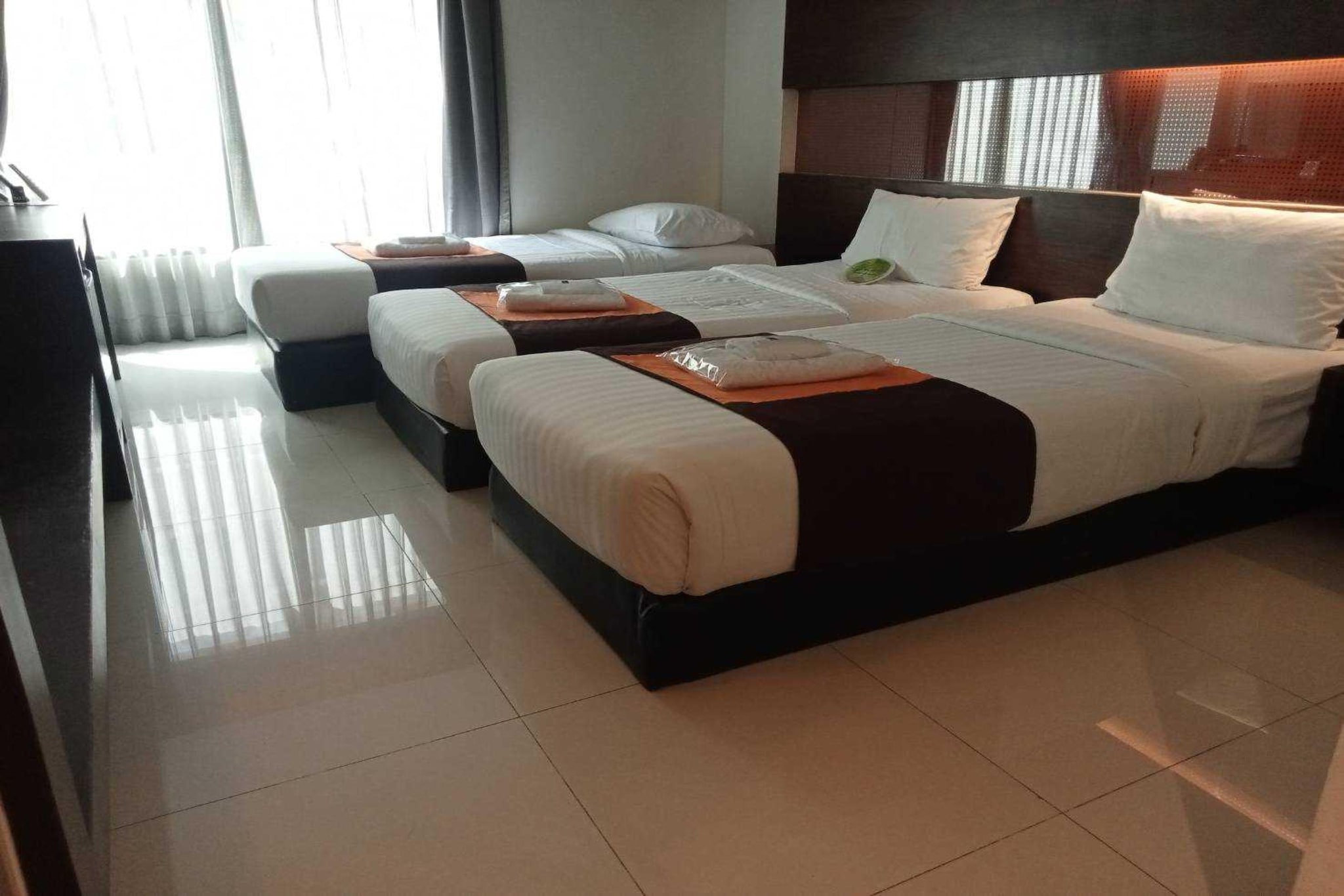 Ground floor: (bedroom(single bed, double bed, TV, seating area, air conditioning, telephone), bathroom(shower, toilet, bidet, Towels incl., shampoo, body soap))\n\nParking, receptions, lift, Surveillance camera