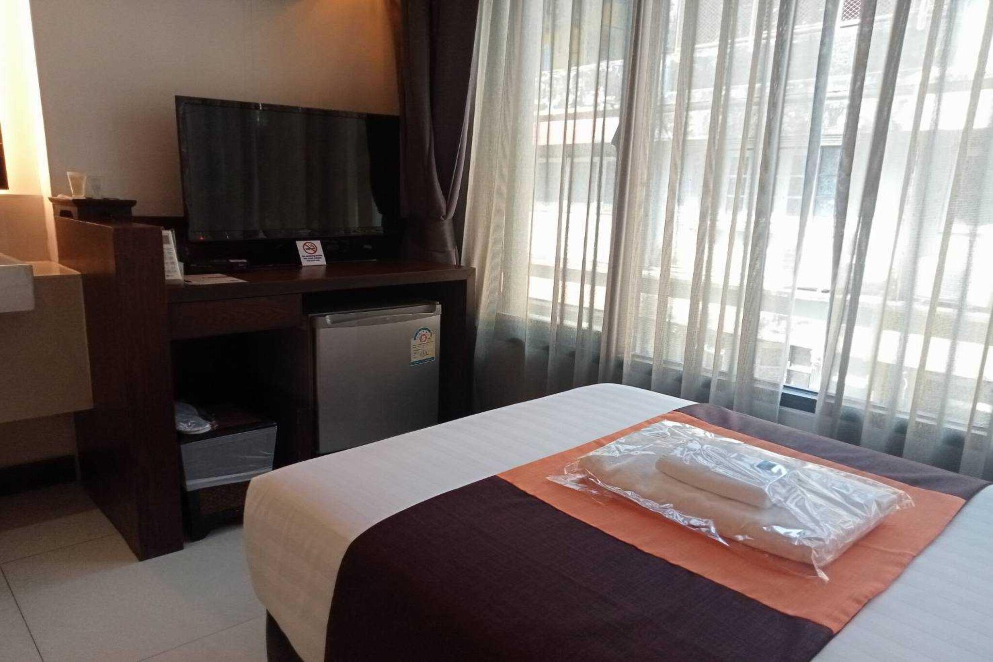 Ground floor: (bedroom(single bed, single bed, TV, seating area, air conditioning, telephone), bathroom(shower, toilet, bidet, Towels incl., shampoo, body soap))\n\nParking, receptions, lift, Surveillance camera