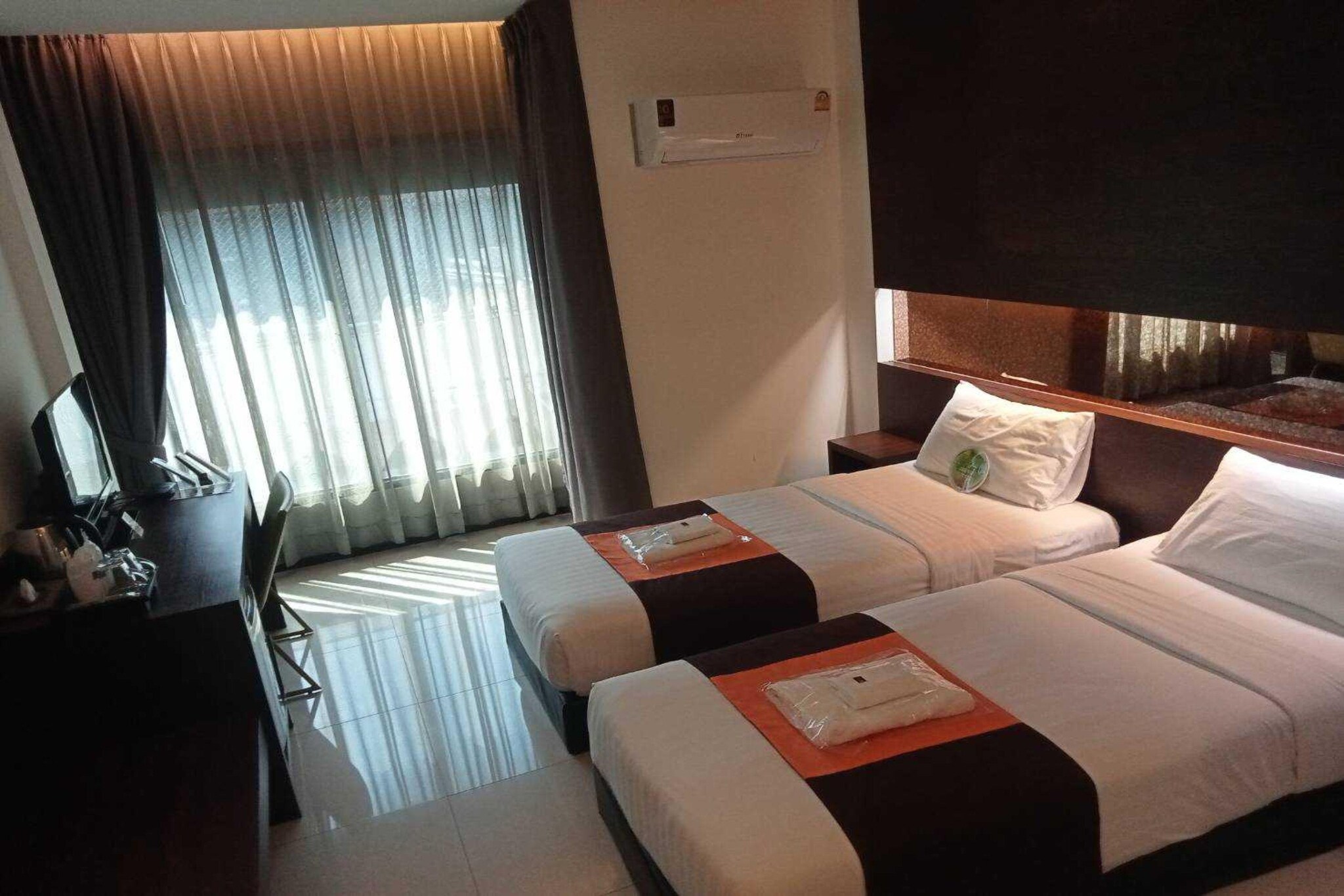 Ground floor: (bedroom(double bed, TV, seating area, air conditioning, telephone), bathroom(shower, toilet, bidet, Towels incl., shampoo, body soap))\n\nParking, receptions, lift, Surveillance camera