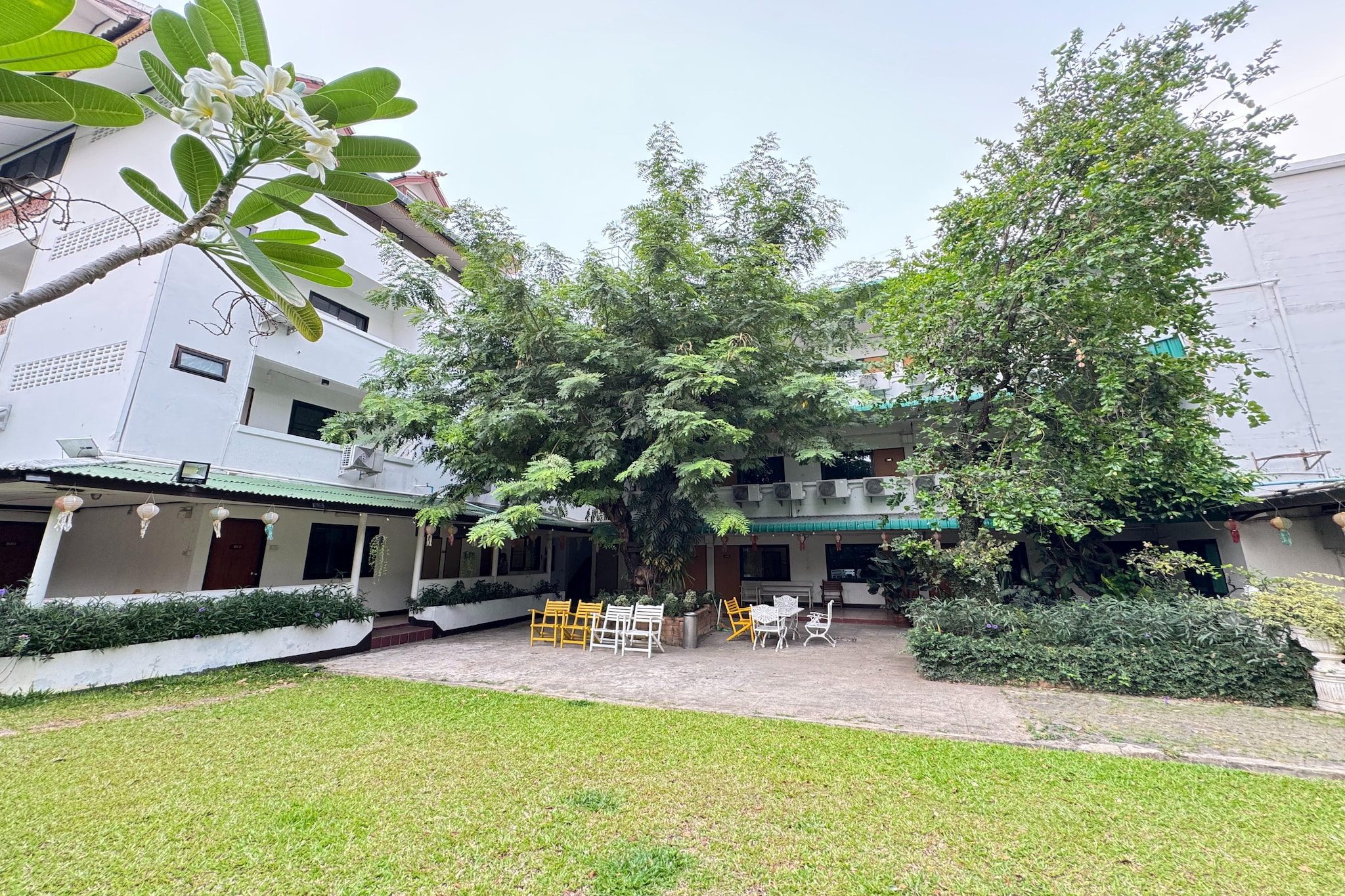 Ground floor: (bedroom(single bed, single bed, TV, seating area, air conditioning, telephone), bathroom(shower, Towels incl., shampoo, body soap, Essentials))