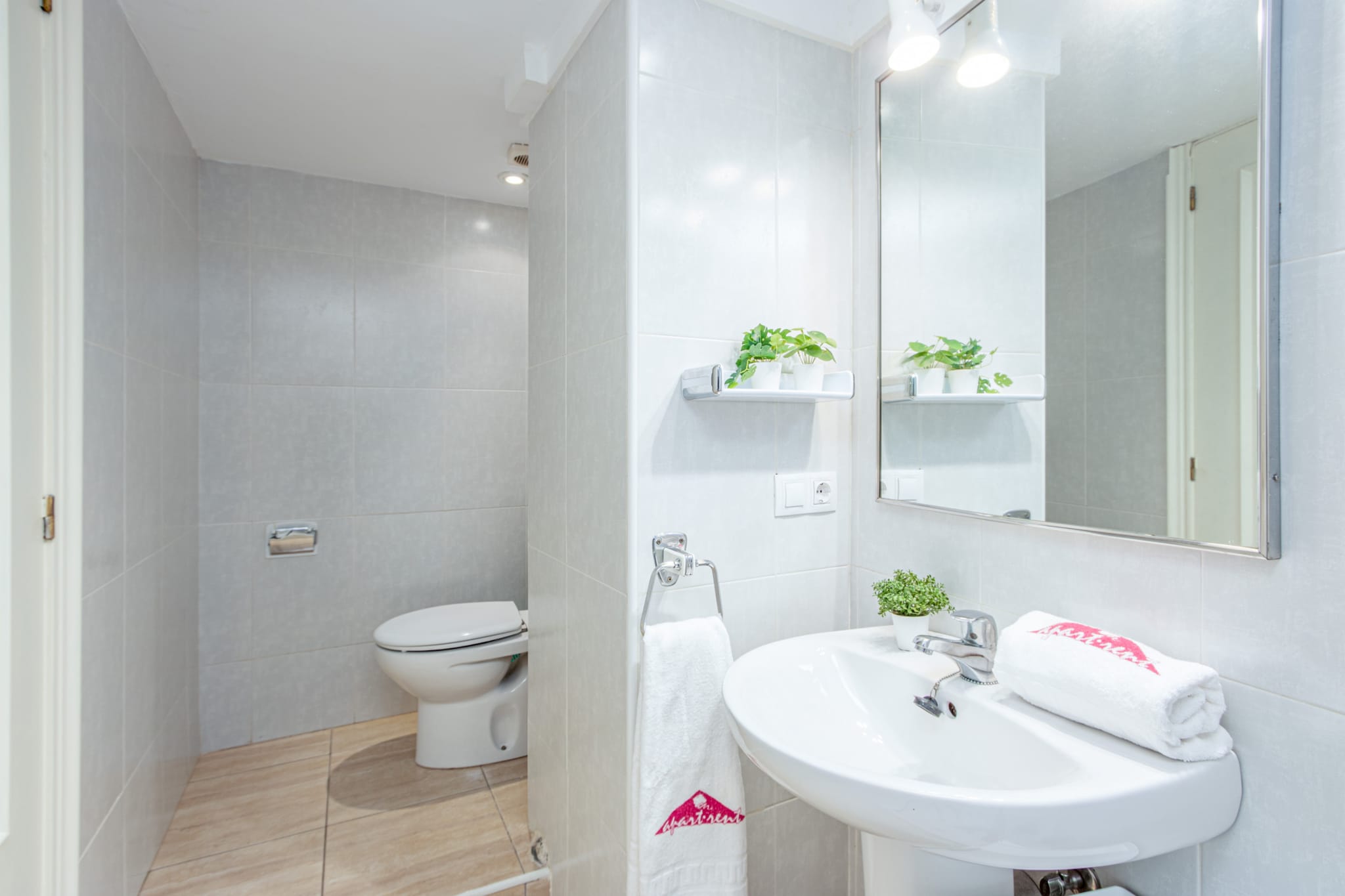 2006-AV. RHODE 89 Entresol +PRK4-5-Salle de bain