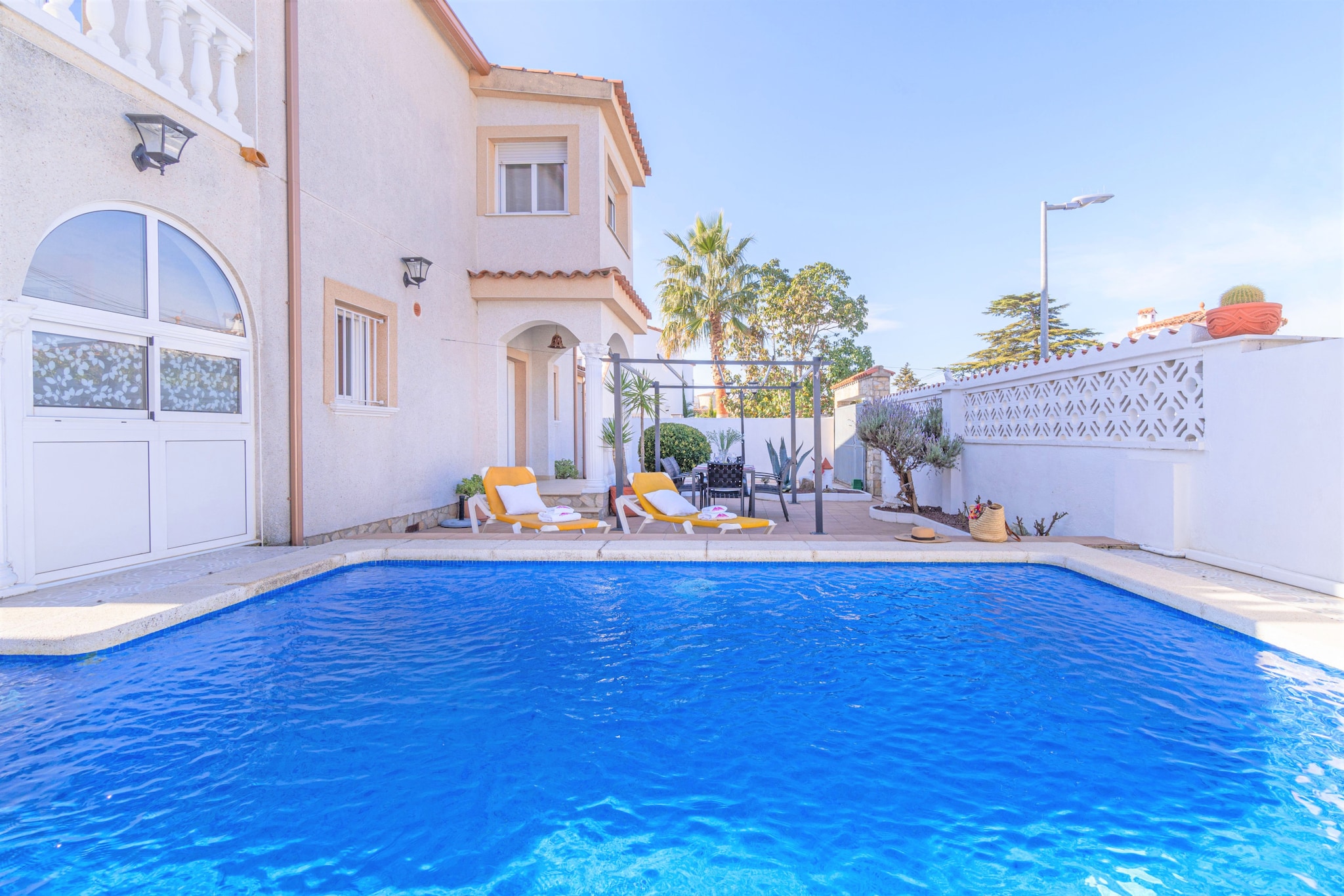 0007-REQUESENS 63 B-Pool