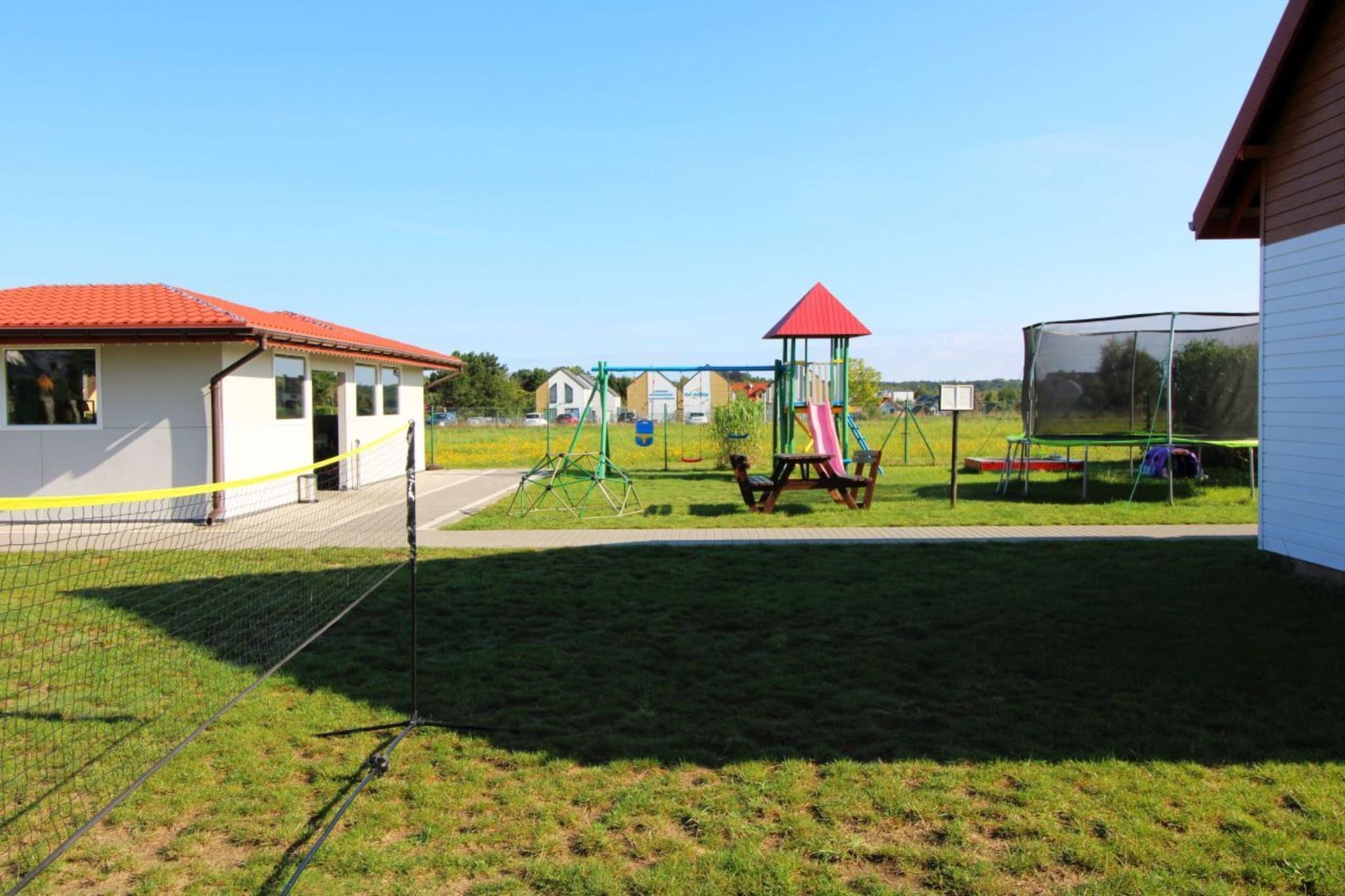 Domek parterowy z osobną sypialnią w Rewalu - Tuinen zomer