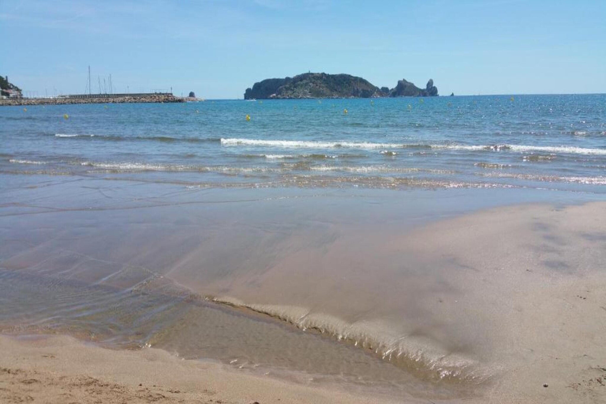 open kitchen(toaster, coffee machine, microwave, fridge, Juicer, dishes and cutlery), Living/bed room(single bed, single bed, double sofa bed, TV, dining table, seating area), bathroom(shower), Children pool, Garden Furniture , balcony, air conditioning, terrace, swimming pool, iron, air to air heatpump