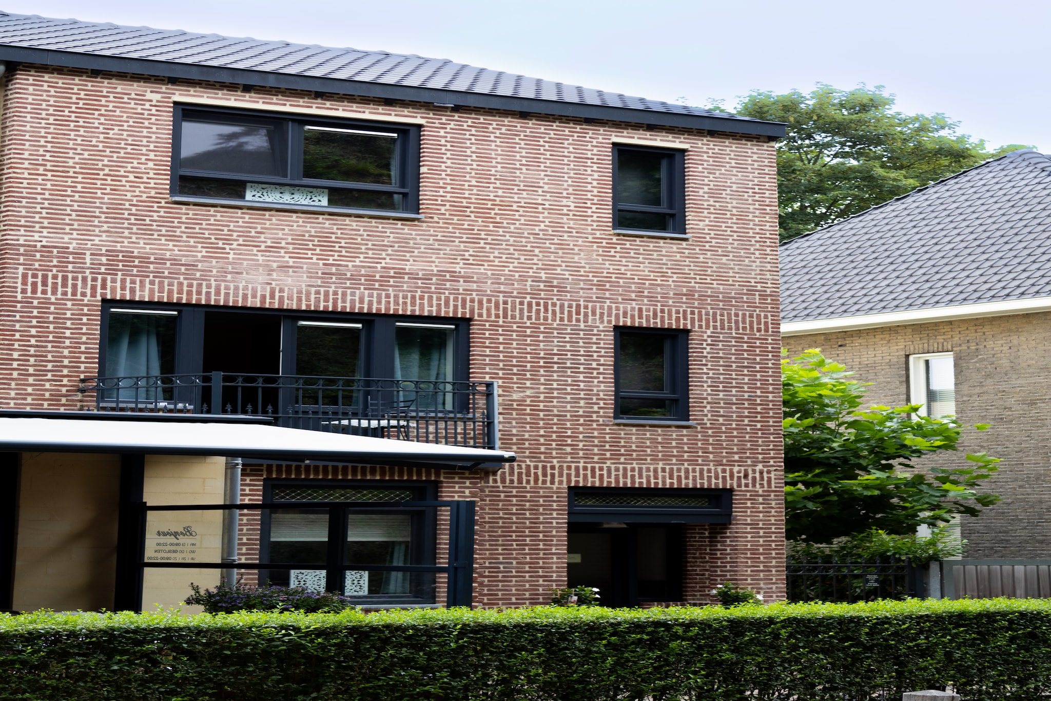 Luxe appartement Nous - Begane grond-Buitenkant zomer