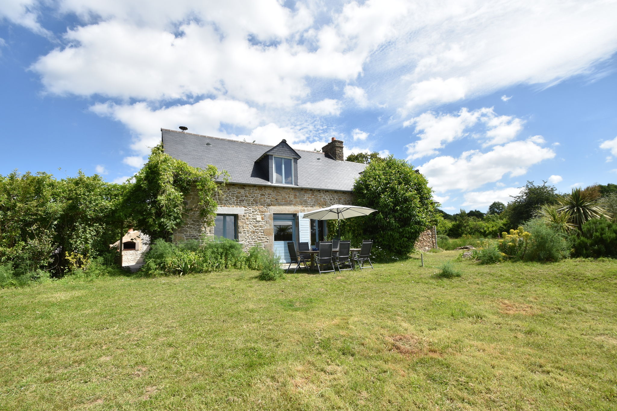 Leuk vakantiehuis met blauwe luiken op één van de mooiste plekjes van Bretagne