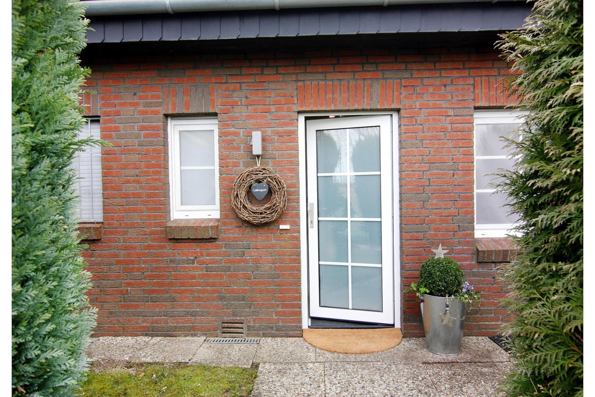 You will feel at home here: Beautifully renovated terraced house for four people in the holiday resort of Westerdeichstrich, just three kilometers from Büsum. Your holiday home has been lovingly furnished with modern furniture and has a small garden with a beautiful sun terrace. When the weather is good, breakfast is served outside. You can even have the fresh bread rolls delivered! 

The area around Westerdeichstrich is perfect for long bike tours along the coast. If you don't want to take your own bikes with you, you can rent them on site.  In Westerdeichstrich you can relax wonderfully away from the tourist crowds. The rural and natural little town is very close to the North Sea dike with the Wadden Sea World Heritage Site. The well-kept four-kilometer-long green beach offers plenty of space for sunbathing, swimming in the North Sea waters and, of course, for exciting mudflat hikes.

Highlights included:
All consumption-dependent energy costs.
1 bottle of wine on arrival.
Wi-Fi (internet via fiber optic network).

Activities in the area: For sports-loving holidaymakers, there are a variety of activities such as beach volleyball, surfing, tennis, fishing or horse riding. For cycling and hiking enthusiasts, there is an attractive network of paths in the region, some of which lead along old, historic routes. 
Excursion tips: Büsum with its harbor and maritime atmosphere, boat trips from Brunsbüttel, the seal stadium in Friedrichskoog or a day trip to Heligoland, Germany's only offshore island.

Bed linen, towels or a laundry package can be booked with the tour operator on request, but must be paid directly on site. Tourist tax is also due for payment directly on site.

