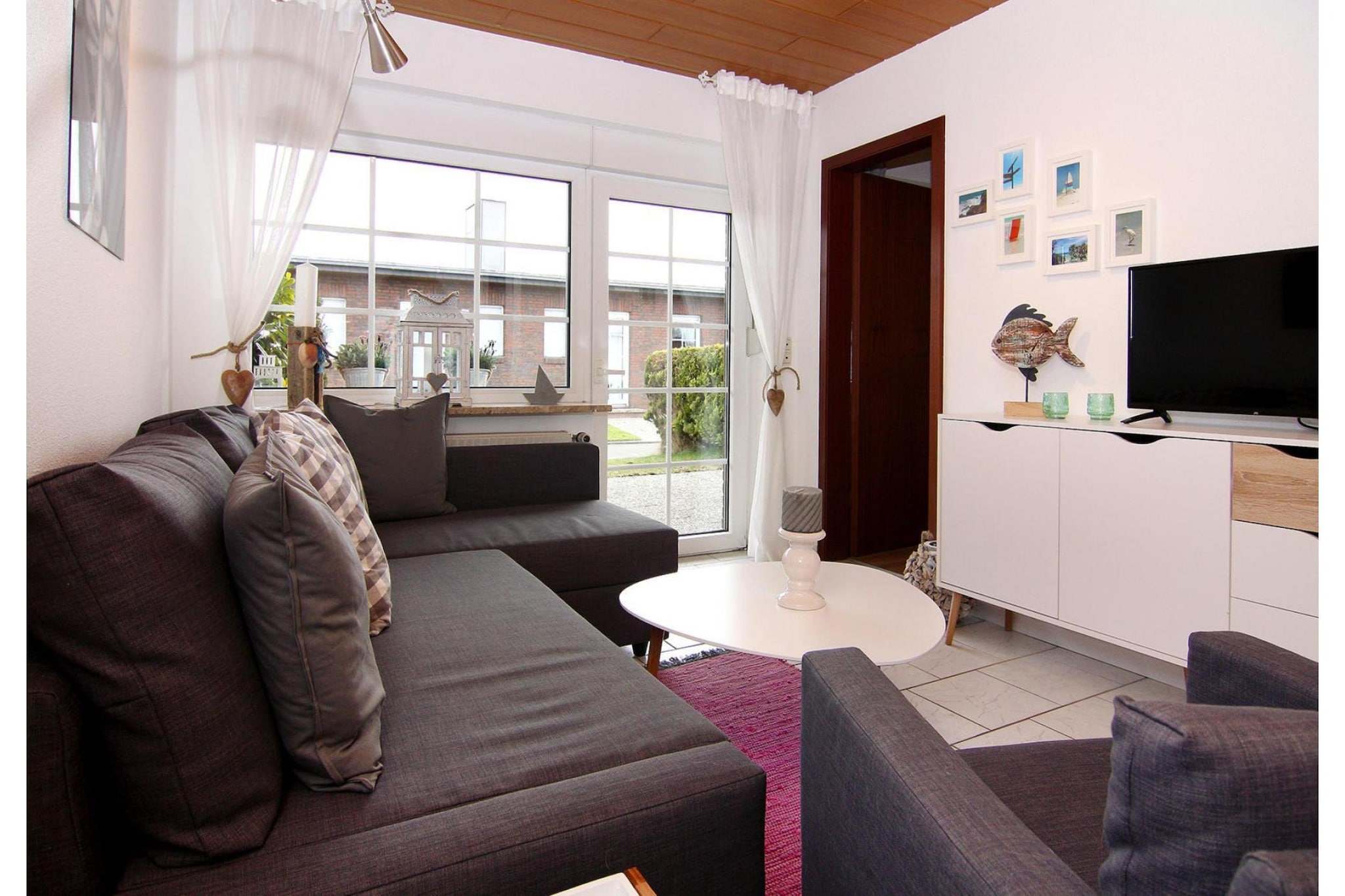 Ground floor: (Kitchen(electric kettle, toaster, coffee machine, oven, fridge-freezer), Living/diningroom(TV(satellite), seating area, radio), bedroom(double bed), bedroom(2x single bed), bathroom(shower, toilet))\n\nInternet access, seating area, heating(gas), terrace, garden, garden furniture, parking, baby crib(paid), Towels/Sheets (extra fee)