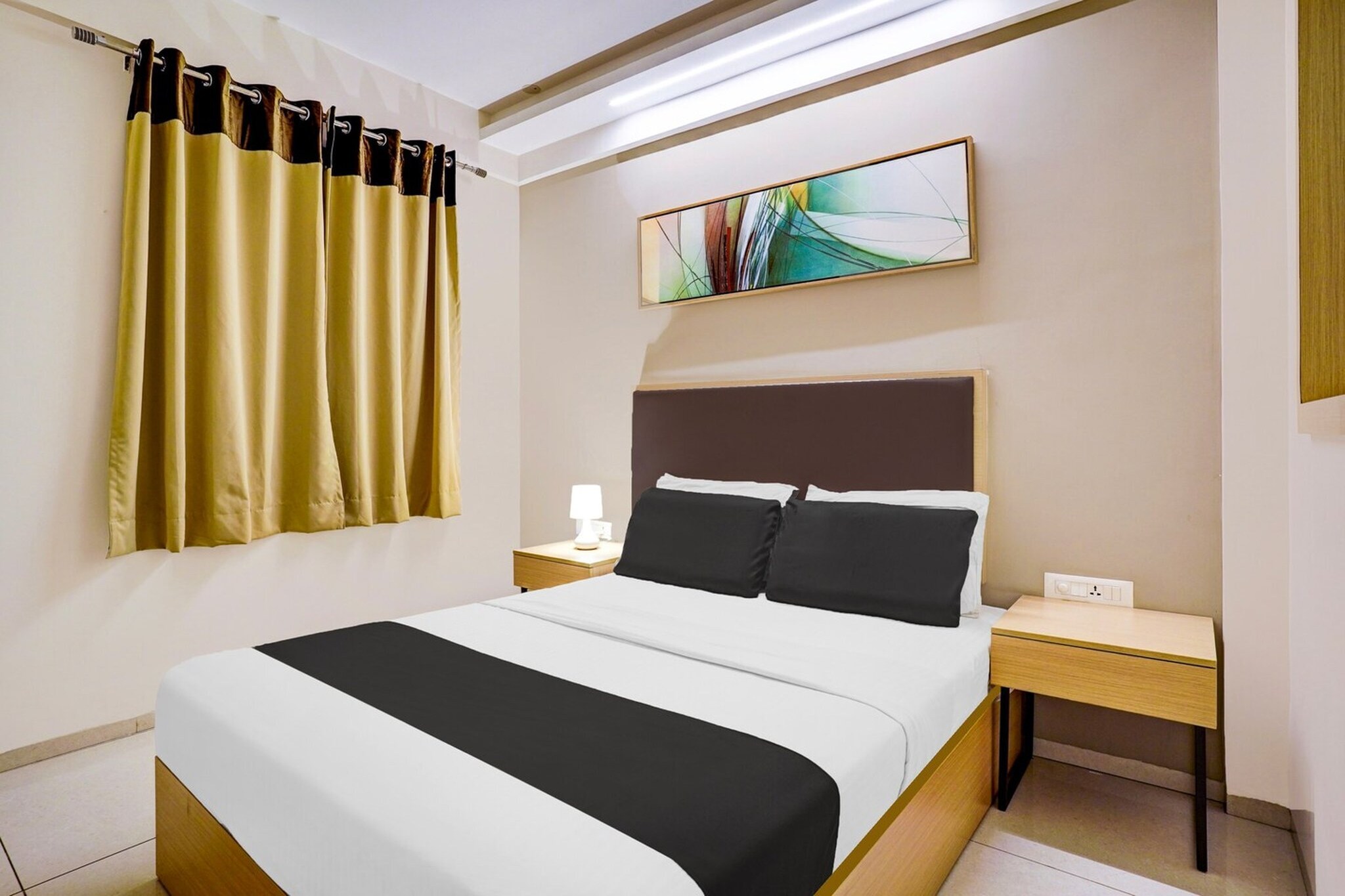 Super Collection O Metro Park Opposite Kalasipalya Bus stand is set in Bengaluru, within 2.8 km of Bull Temple and 3 km of Bangalore City Railway Station. This 4-star hotel offers a shared lounge, room service and free WiFi. The hotel features family rooms.

The units in the hotel are equipped with air conditioning, a seating area, a flat-screen TV with satellite channels, a safety deposit box and a private bathroom with a shower. All guest rooms feature a desk.

Guests at Super Collection O Metro Park Opposite Kalasipalya Bus stand can enjoy a continental breakfast.

Speaking English and Hindi at the reception, staff are ready to help around the clock.

Cubbon Park is 3.3 km from the accommodation, while Kanteerava Indoor Stadium is 3.3 km away. Kempegowda International Airport is 39 km from the property.

Unmarried couples are warmly welcome at this property.
Guests with local ID proof are warmly welcome.

Early Check-In Policy: A full day’s room rate will be charged for check-ins before 6:00 AM. Complimentary early check-in is available between 6:00 AM and 10:00 AM, subject to room availability.
Check-in is only available to guests aged 18 and above. Please provide a government-issued ID to confirm your age.