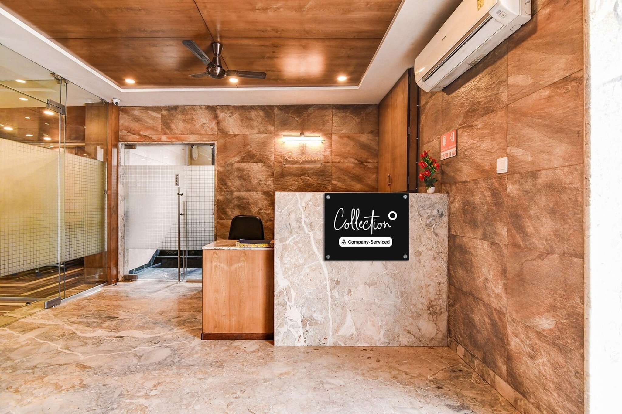 Ground floor: (bedroom(double bed, TV, seating area, air conditioning, Towels incl., telephone), bathroom(bathtub or shower, shower, washbasin, toilet, shampoo, body soap, hot water), Parking)