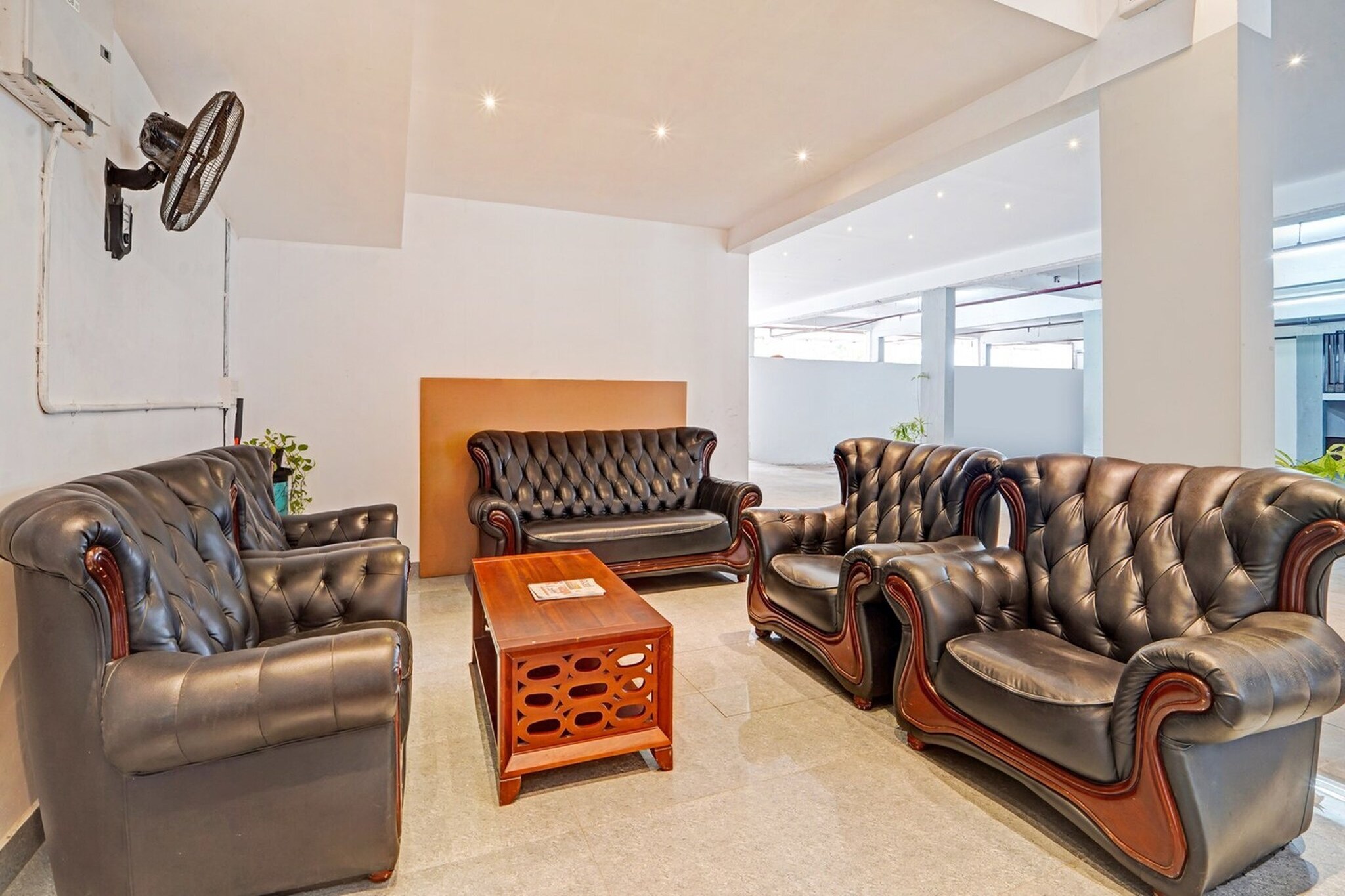 Ground floor: (bedroom(double bed, TV, seating area, air conditioning, Towels incl., telephone), bathroom(bathtub or shower, shower, washbasin, toilet, shampoo, body soap, hot water), Parking, lift)