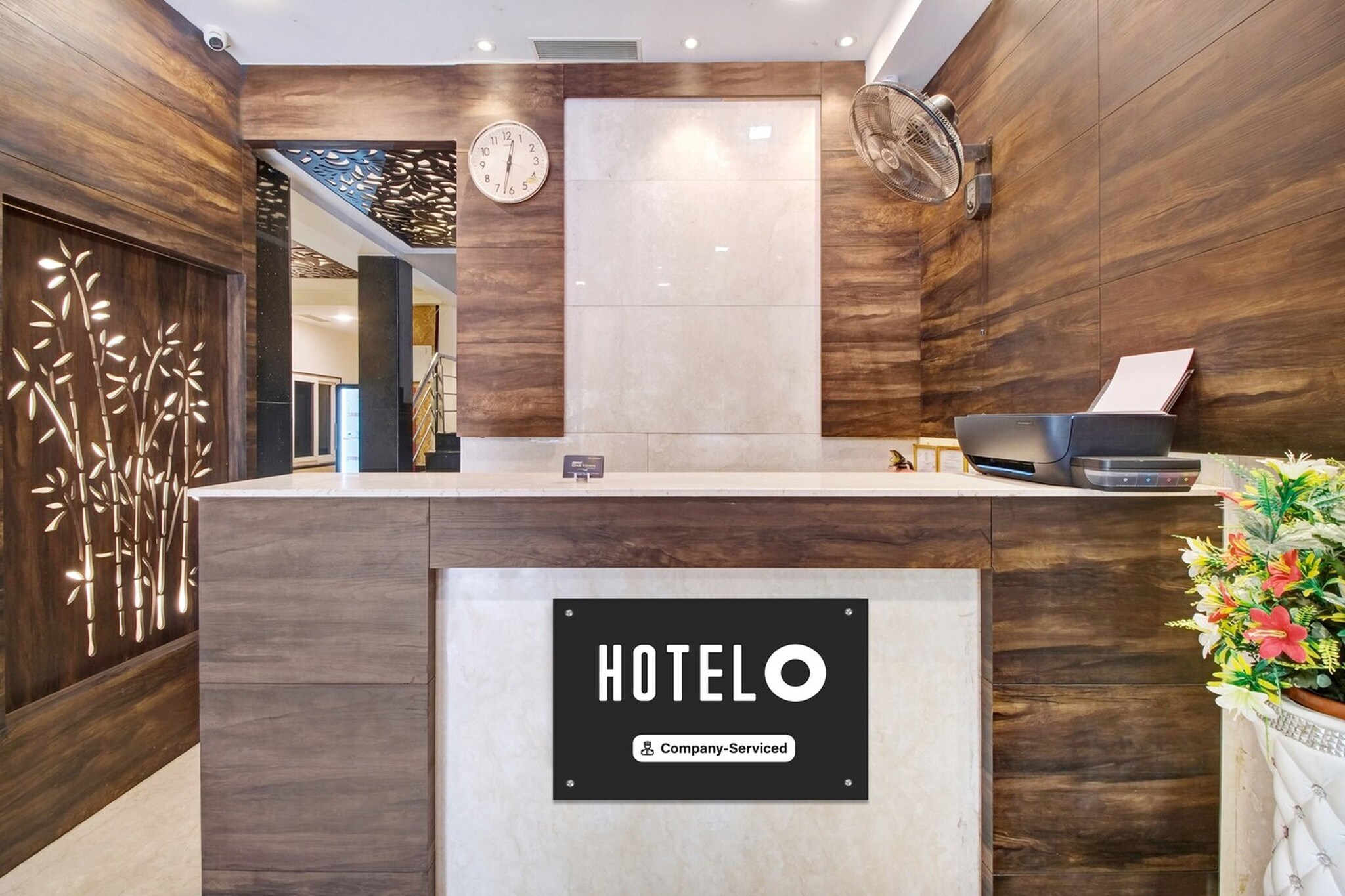 Ground floor: (bedroom(double bed, TV, seating area, air conditioning, Towels incl., telephone), bathroom(bathtub or shower, shower, washbasin, toilet, shampoo, body soap, hot water), Parking)