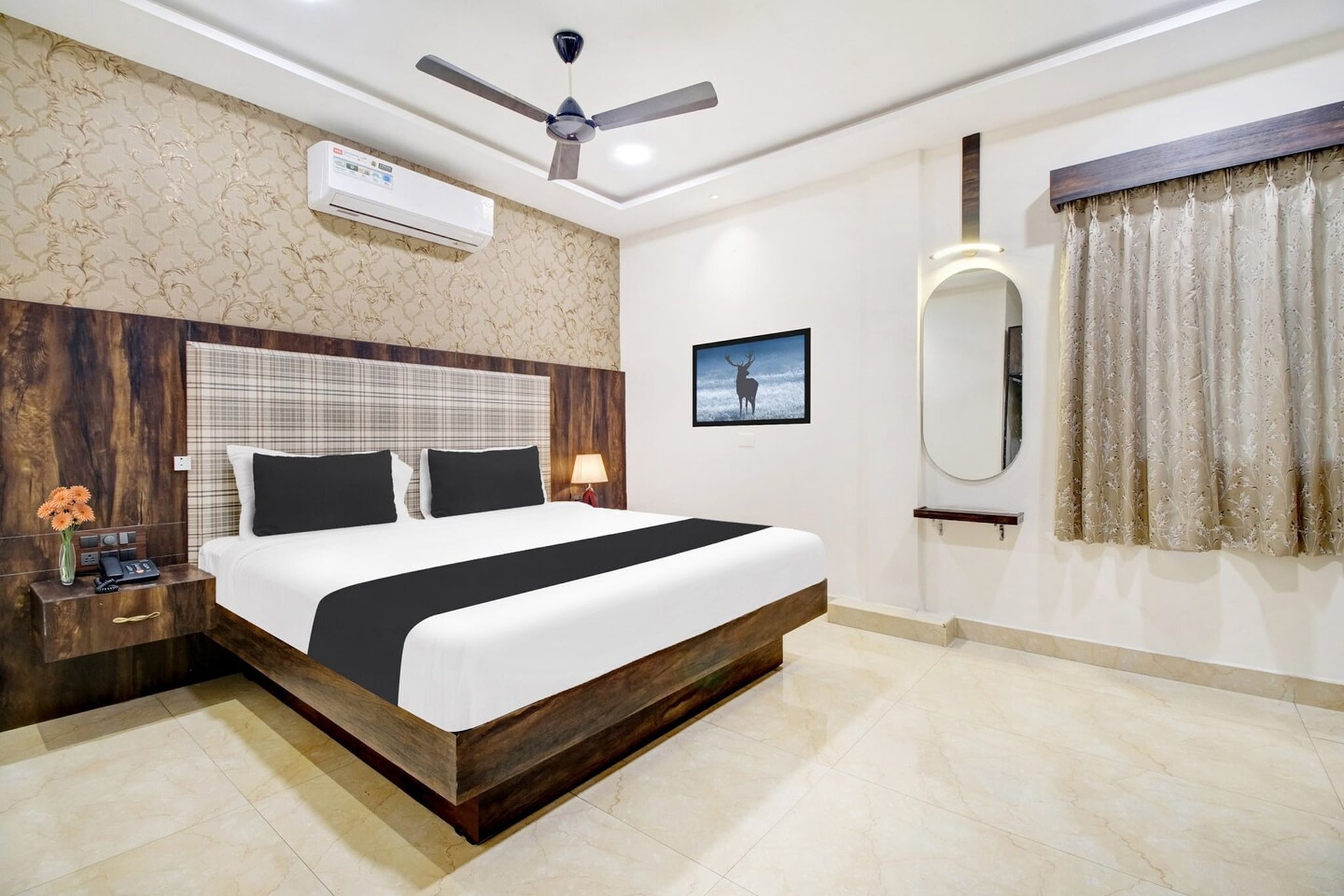 Super Hotel O Vijayawada Near Railway Station provides accommodation in Vijayawāda near Vijayawada Station and Kanakadurga temple. Featuring a shared lounge, the 3-star hotel has air-conditioned rooms with free WiFi, each with a private bathroom. The hotel features a terrace and a 24-hour front desk.

The rooms at the hotel are fitted with a seating area and a flat-screen TV with satellite channels. Guest rooms have a desk.

Tenali Junction Railway Station is 35 km from Super Hotel O Vijayawada Near Railway Station. Vijayawada Airport is 21 km from the property.

Unmarried couples are warmly welcome at this property.
Guests with local ID proof are warmly welcome.

Early Check-In Policy: A full day’s room rate will be charged for check-ins before 6:00 AM. Complimentary early check-in is available between 6:00 AM and 10:00 AM, subject to room availability.
Check-in is only available to guests aged 18 and above. Please provide a government-issued ID to confirm your age.
