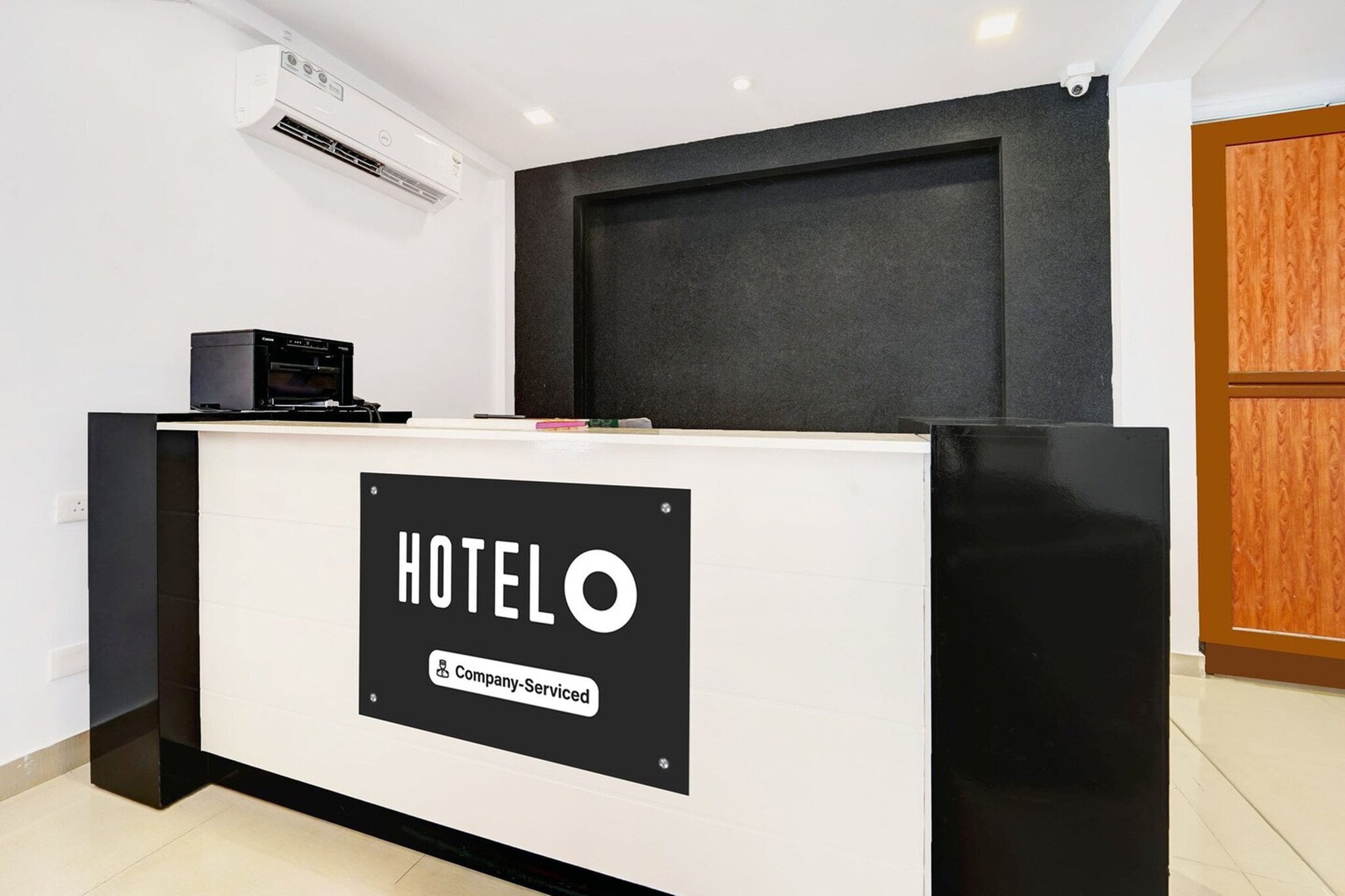 Ground floor: (bedroom(double bed, TV, seating area, air conditioning, Towels incl., telephone), bathroom(bathtub or shower, shower, washbasin, toilet, shampoo, body soap, hot water), Parking)