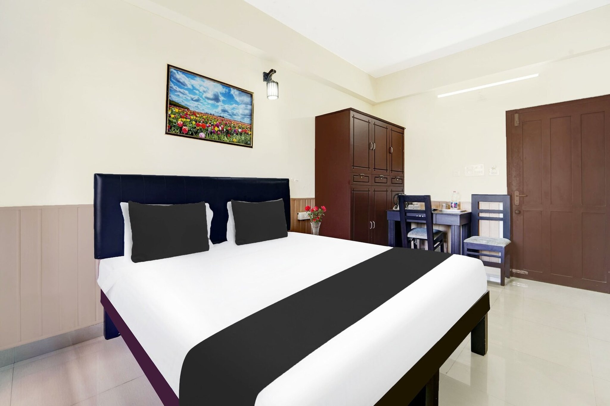 Situated within 2.5 km of St. Andrews Beach and 12 km of Sree Padmanabhaswamy Temple, Super Hotel O Technopark Formerly Le Frank provides rooms with air conditioning and a private bathroom in Trippapur. This 3-star hotel offers room service and a business centre. The accommodation features a 24-hour front desk, airport transfers, a shared kitchen and free WiFi throughout the property.

All rooms at the hotel are fitted with a seating area, a flat-screen TV with satellite channels and a private bathroom with free toiletries and a bath or shower. Guest rooms have a desk.

Napier Museum is 13 km from Super Hotel O Technopark Formerly Le Frank, while Karikkakom Temple is 6.9 km from the property. Thiruvananthapuram International Airport is 8 km away.

Unmarried couples are warmly welcome at this property.
Guests with local ID proof are warmly welcome.

Early Check-In Policy: A full dayâ€™s room rate will be charged for check-ins before 6:00 AM. Complimentary early check-in is available between 6:00 AM and 10:00 AM, subject to room availability.
Check-in is only available to guests aged 18 and above. Please provide a government-issued ID to confirmÂ yourÂ age.
