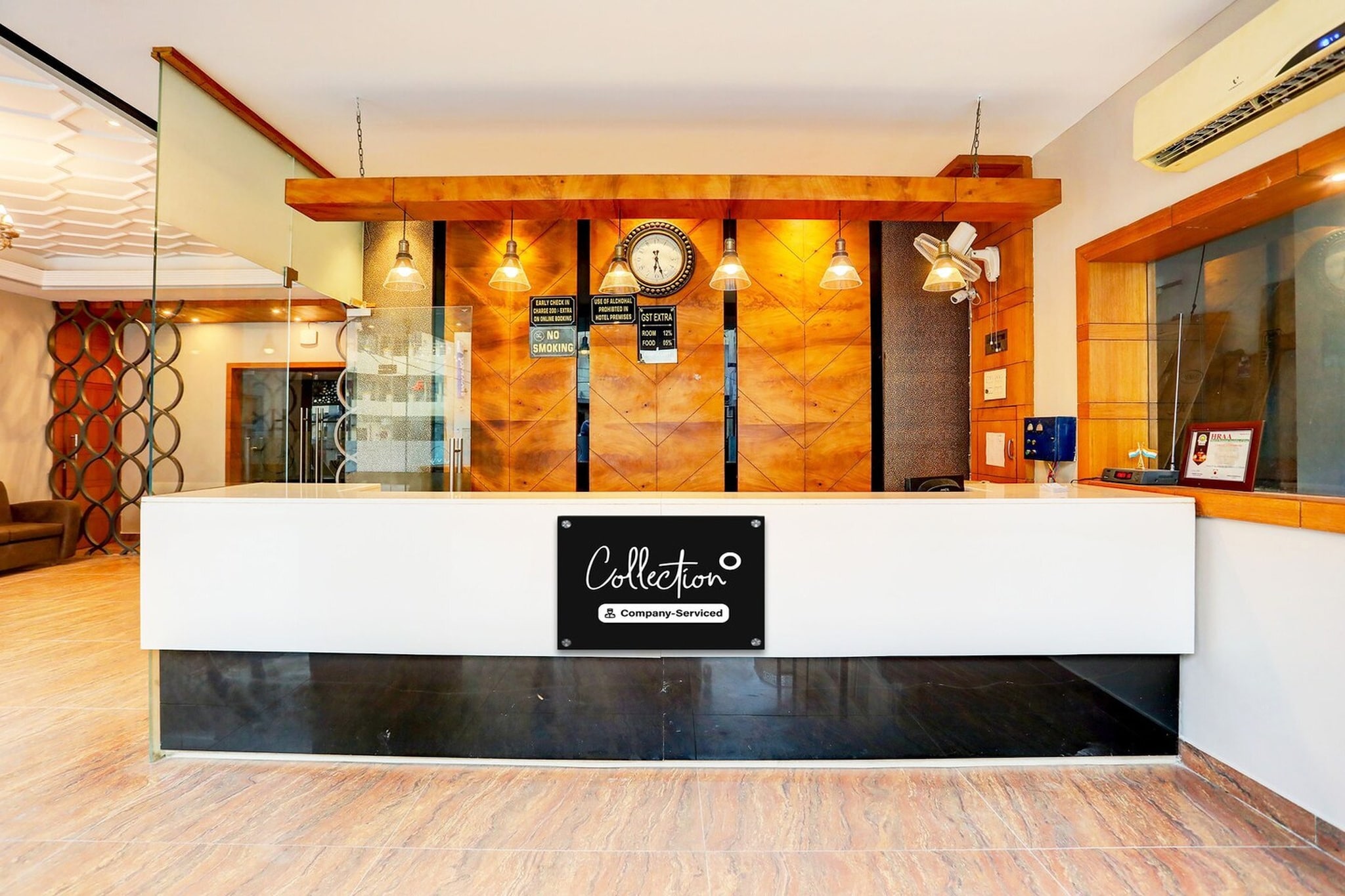 Ground floor: (bedroom(double bed, TV, seating area, air conditioning, Towels incl., telephone), bathroom(bathtub or shower, shower, washbasin, toilet, shampoo, body soap, hot water), Parking)