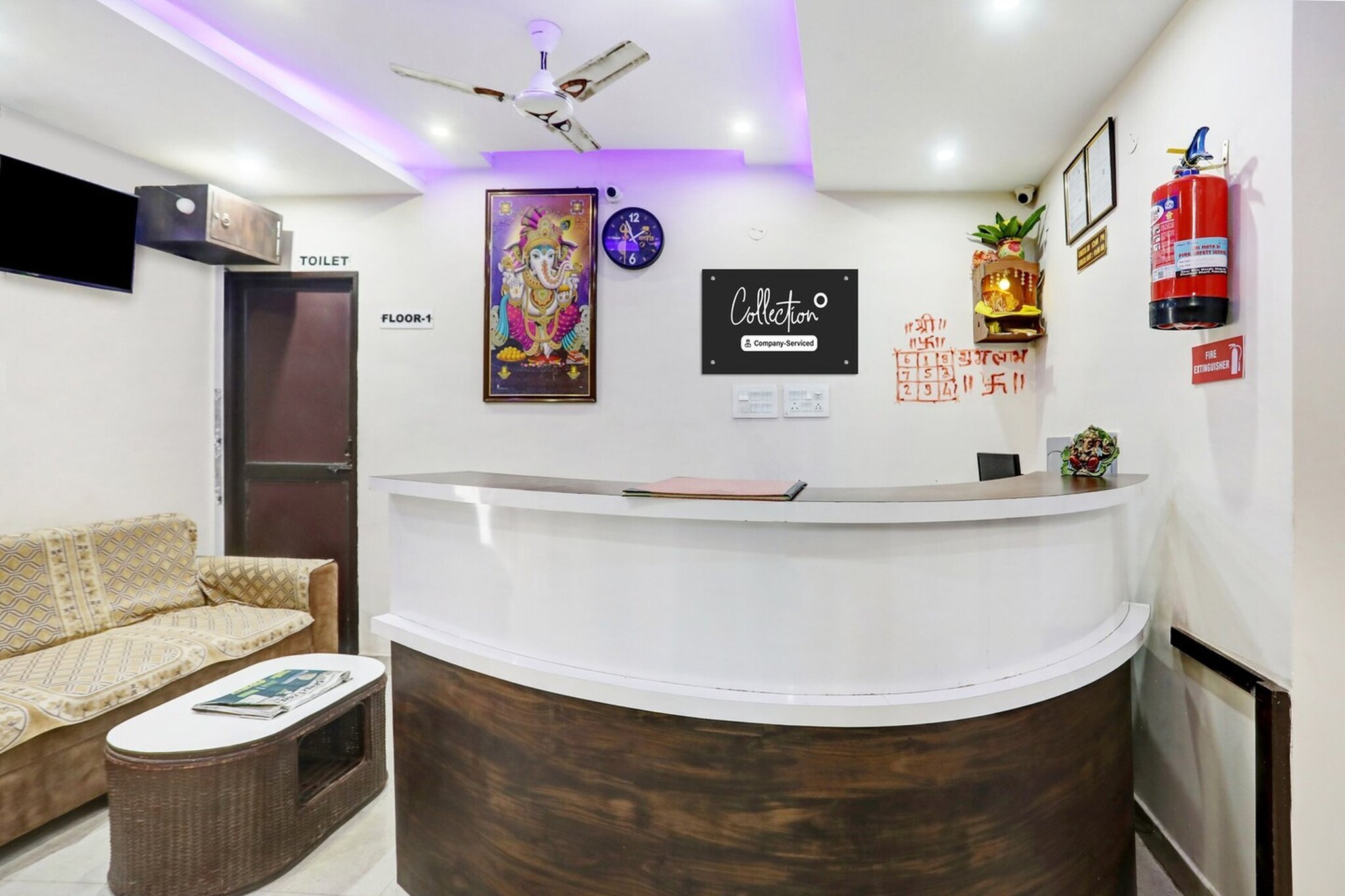 Ground floor: (bedroom(double bed, TV, seating area, air conditioning, Towels incl., telephone), bathroom(bathtub or shower, shower, washbasin, toilet, shampoo, body soap, hot water), Parking, lift)