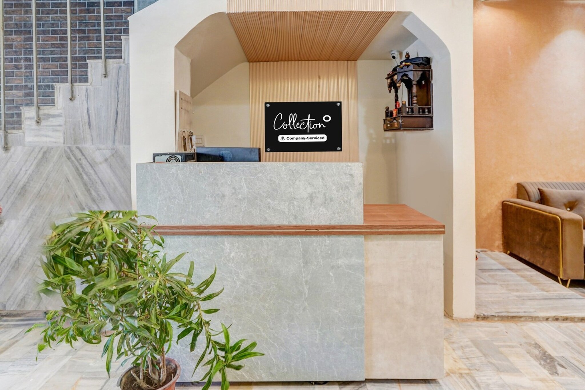 Ground floor: (bedroom(double bed, TV, seating area, air conditioning, Towels incl., telephone), bathroom(bathtub or shower, shower, washbasin, toilet, shampoo, body soap, hot water), parking)
