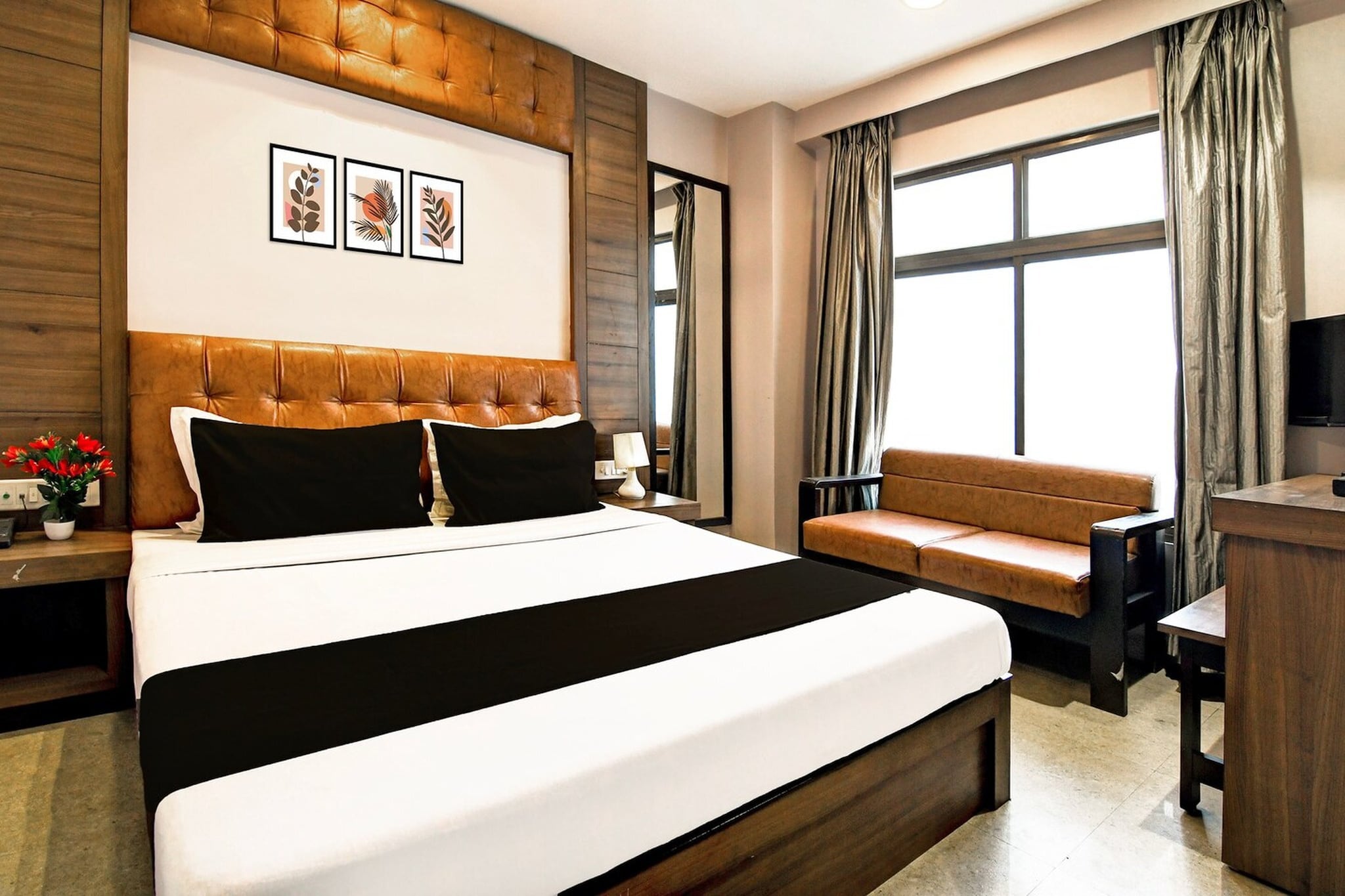 Comfortable Accommodations: Super Hotel O Tagore Park Laskarhat in Kolkata offers family rooms with air-conditioning, private bathrooms, work desks, and seating areas. Each room includes free toiletries, a bath or shower, TV, and tiled floors.

Essential Facilities: Guests enjoy free WiFi, a lift, 24-hour front desk, housekeeping, laundry, room service, and luggage storage. Additional services include full-day security and a laundry service.

Convenient Location: Located 18 km from Netaji Subhash Chandra Bose International Airport, the hotel is 7 km from Sealdah Railway Station, Park Street Metro Station, Kalighat Kali Temple, and Indian Museum. Nearby attractions include Nandan, New Market, and Victoria Memorial. An ice-skating rink is in the surroundings.

Unmarried couples are warmly welcome at this property.
Guests with local ID proof are warmly welcome.

Early Check-In Policy: A full dayâ€™s room rate will be charged for check-ins before 6:00 AM. Complimentary early check-in is available between 6:00 AM and 10:00 AM, subject to room availability.
Check-in is only available to guests aged 18 and above. Please provide a government-issued ID to confirmÂ yourÂ age.
