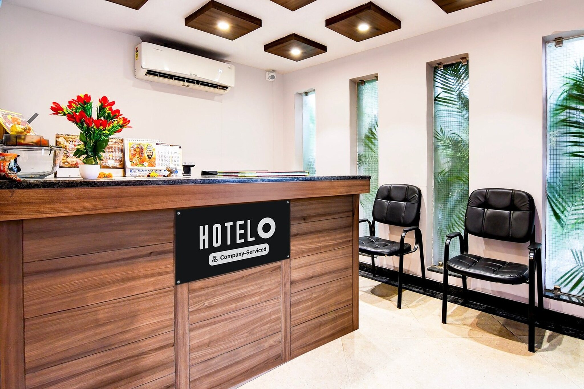 Ground floor: (bedroom(double bed, TV, seating area, air conditioning, Towels incl., telephone), bathroom(bathtub or shower, shower, washbasin, toilet, shampoo, body soap, hot water), parking, lift)