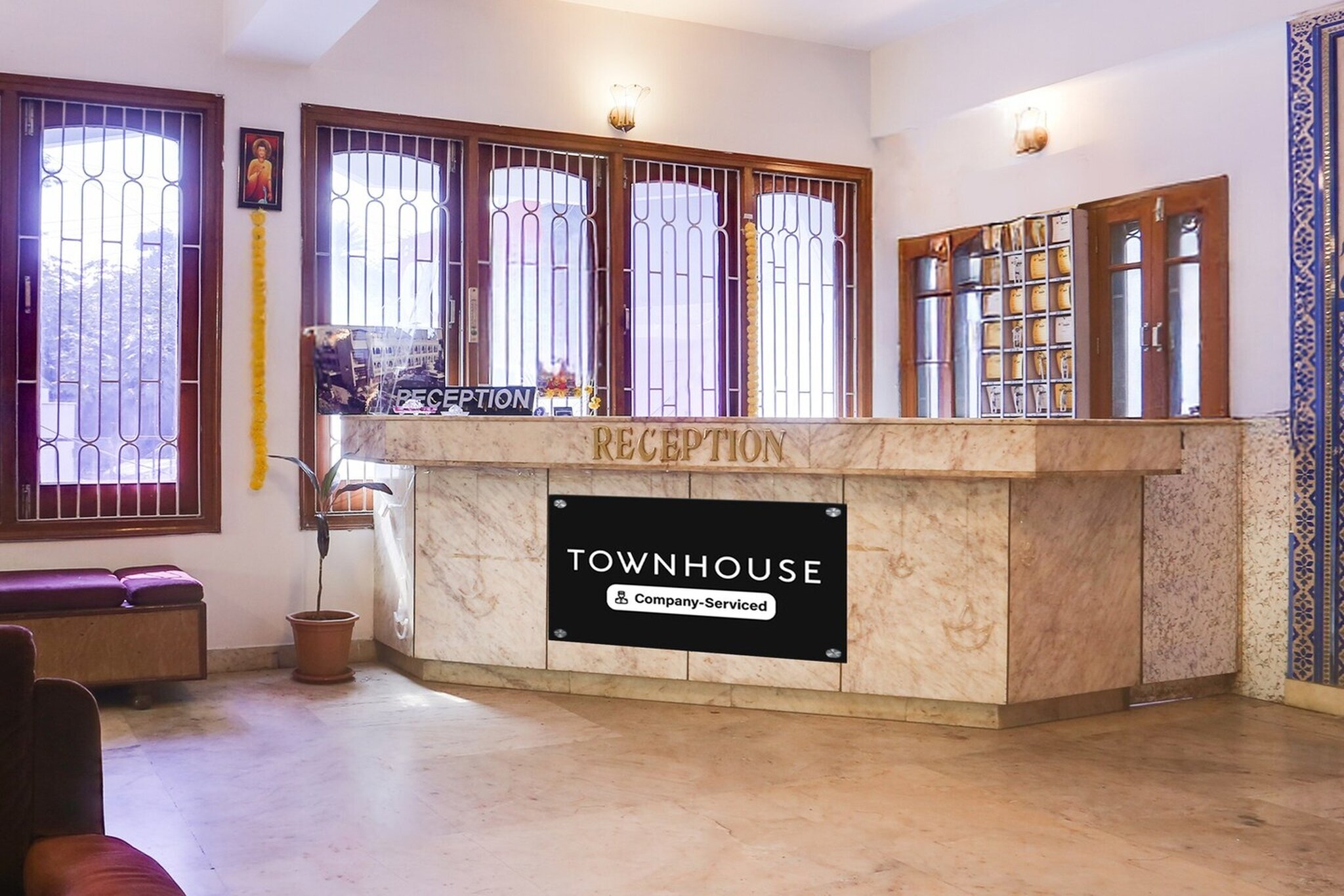 Ground floor: (bedroom(double bed, TV, seating area, air conditioning, Towels incl., telephone, Floor mattress), bathroom(bathtub or shower, shower, washbasin, toilet, shampoo, body soap, hot water), parking)