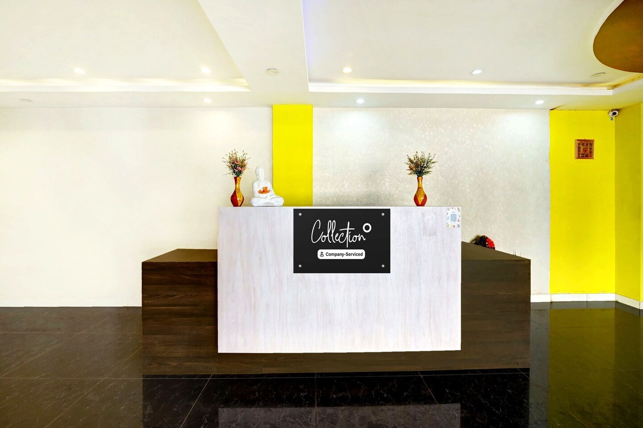 Ground floor: (bedroom(double bed, TV, seating area, air conditioning, Towels incl., telephone, Floor mattress), bathroom(bathtub or shower, shower, washbasin, toilet, shampoo, body soap, hot water), bar, parking, lift)