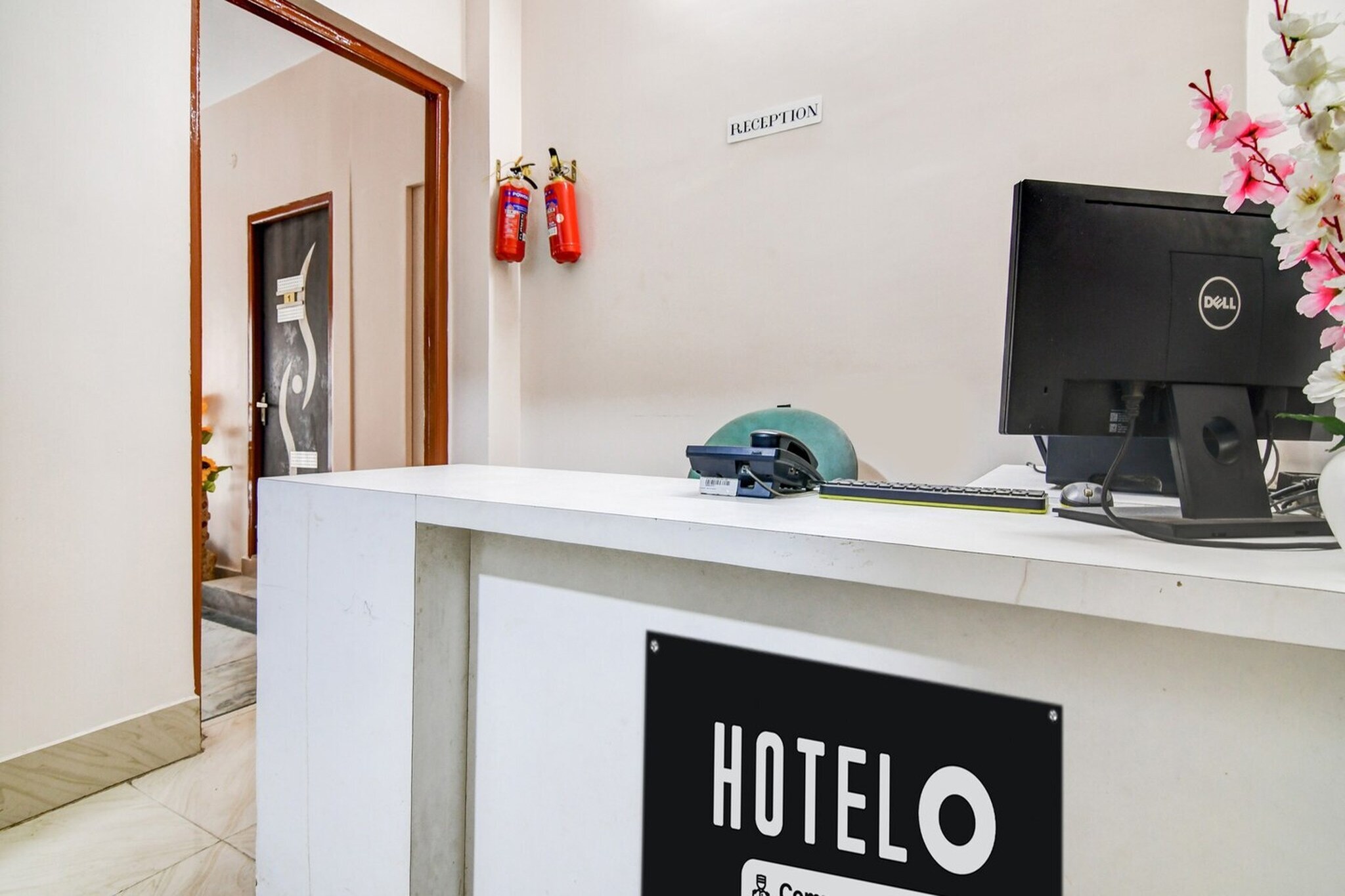 Ground floor: (bedroom(double bed, TV, seating area, air conditioning, Towels incl., telephone), bathroom(bathtub or shower, shower, washbasin, toilet, shampoo, body soap, hot water), parking)