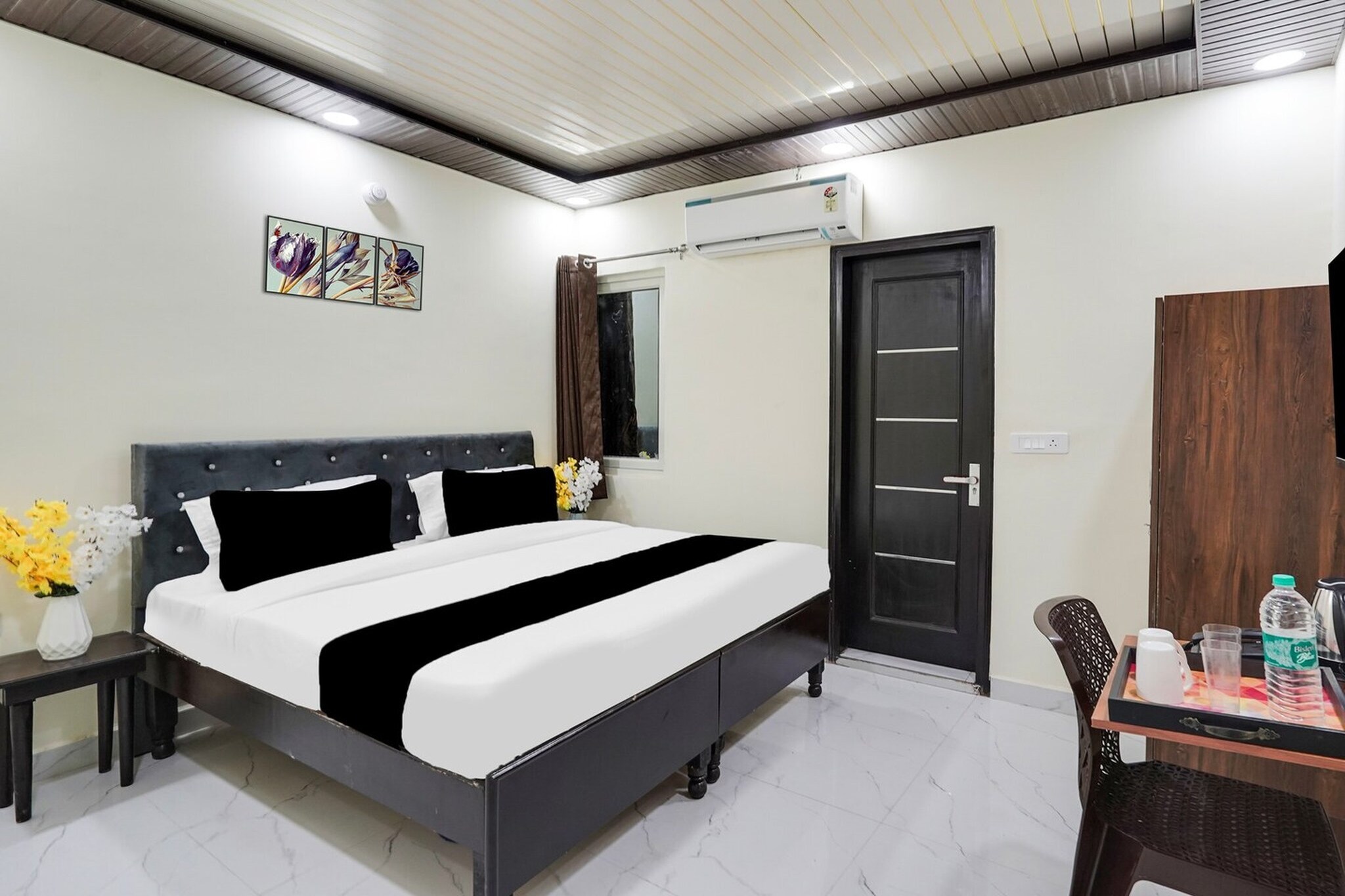 Comfortable Accommodations: Super Collection O Nirman Vihar in Delhi offers family rooms with air-conditioning, private bathrooms, work desks, and seating areas. Each room includes free toiletries, bath or shower, TV, tiled floors, and a wardrobe.
Essential Facilities: Guests enjoy free WiFi, a 24-hour front desk, housekeeping service, room service, and luggage storage. The hotel provides a welcoming environment with multilingual reception staff speaking English and Hindi.
Prime Location: Located 11 km from Hindon Airport, the hotel is close to attractions such as Swaminarayan Akshardham (5 km), National Gandhi Museum (5 km), and India Gate (8 km). Guests appreciate the attentive staff and excellent service support.
Unmarried couples are warmly welcome at this property.
Guests with local ID proof are warmly welcome.
Early Check-In Policy: A full day’s room rate will be charged for check-ins before 6:00 AM. Complimentary early check-in is available between 6:00 AM and 10:00 AM, subject to room availability.
Check-in is only available to guests aged 18 and above. Please provide a government-issued ID to confirm your age.