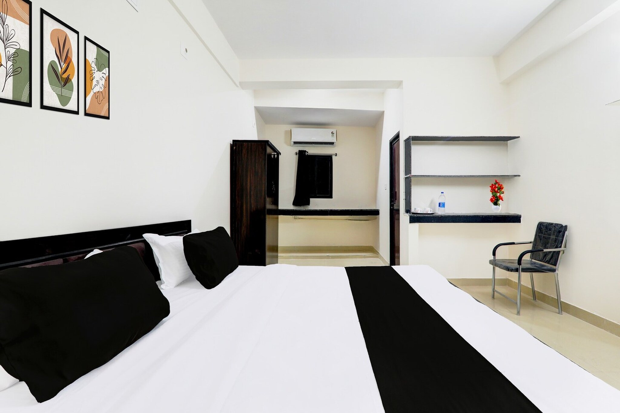 Set in Gulzārbāgh, Bihar region, Super Hotel O Kadam Ghat Near Ashok RajPath is situated 8 km from Patna Railway Station. Featuring a shared lounge, the 3-star hotel has air-conditioned rooms with free WiFi, each with a private bathroom. The accommodation offers room service and a 24-hour front desk for guests.
The units at the hotel come with a seating area and a flat-screen TV with satellite channels. All rooms feature a desk.
Jay Prakash Narayan Airport is 11 km away.
Unmarried couples are warmly welcome at this property.
Guests with local ID proof are warmly welcome.
Early Check-In Policy: A full day’s room rate will be charged for check-ins before 6:00 AM. Complimentary early check-in is available between 6:00 AM and 10:00 AM, subject to room availability.
Check-in is only available to guests aged 18 and above. Please provide a government-issued ID to confirm your age.