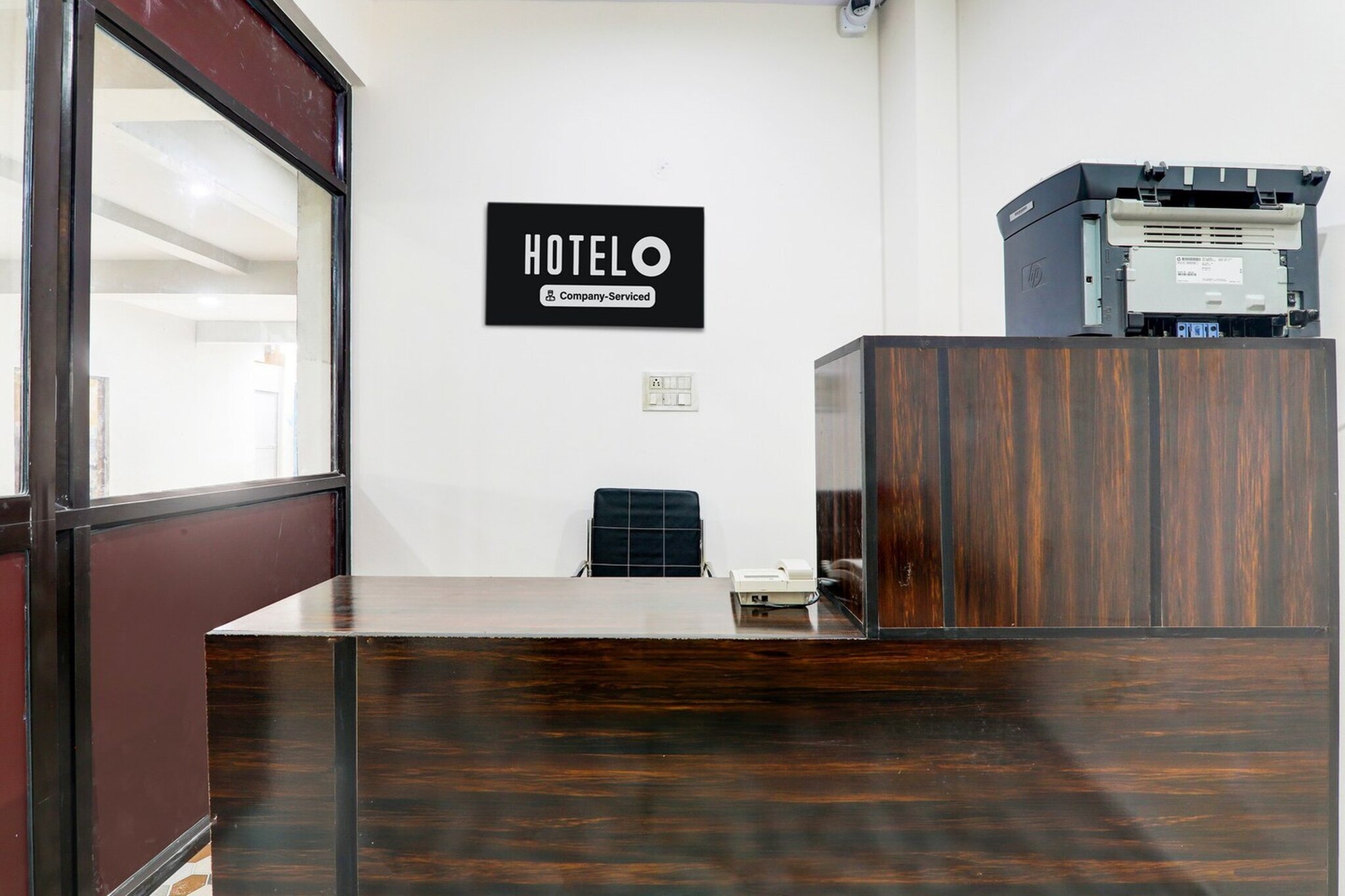 Ground floor: (bedroom(double bed, TV, seating area, air conditioning, Towels incl., telephone), bathroom(bathtub or shower, shower, washbasin, toilet, shampoo, body soap, hot water), parking, lift)