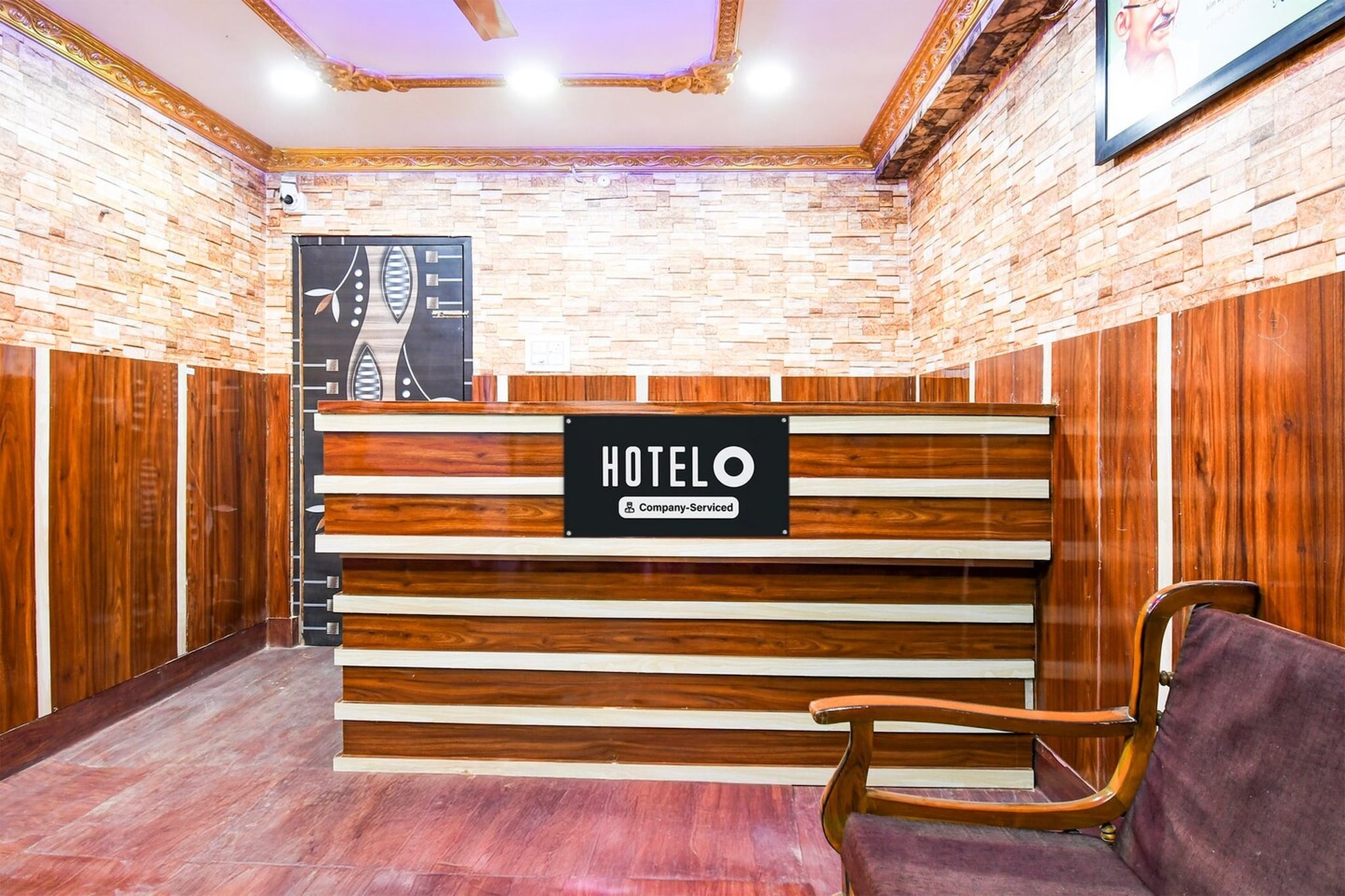 Ground floor: (bedroom(double bed, TV, seating area, air conditioning, Towels incl., telephone, Floor mattress), bathroom(bathtub or shower, shower, washbasin, toilet, shampoo, body soap, hot water), parking, lift)