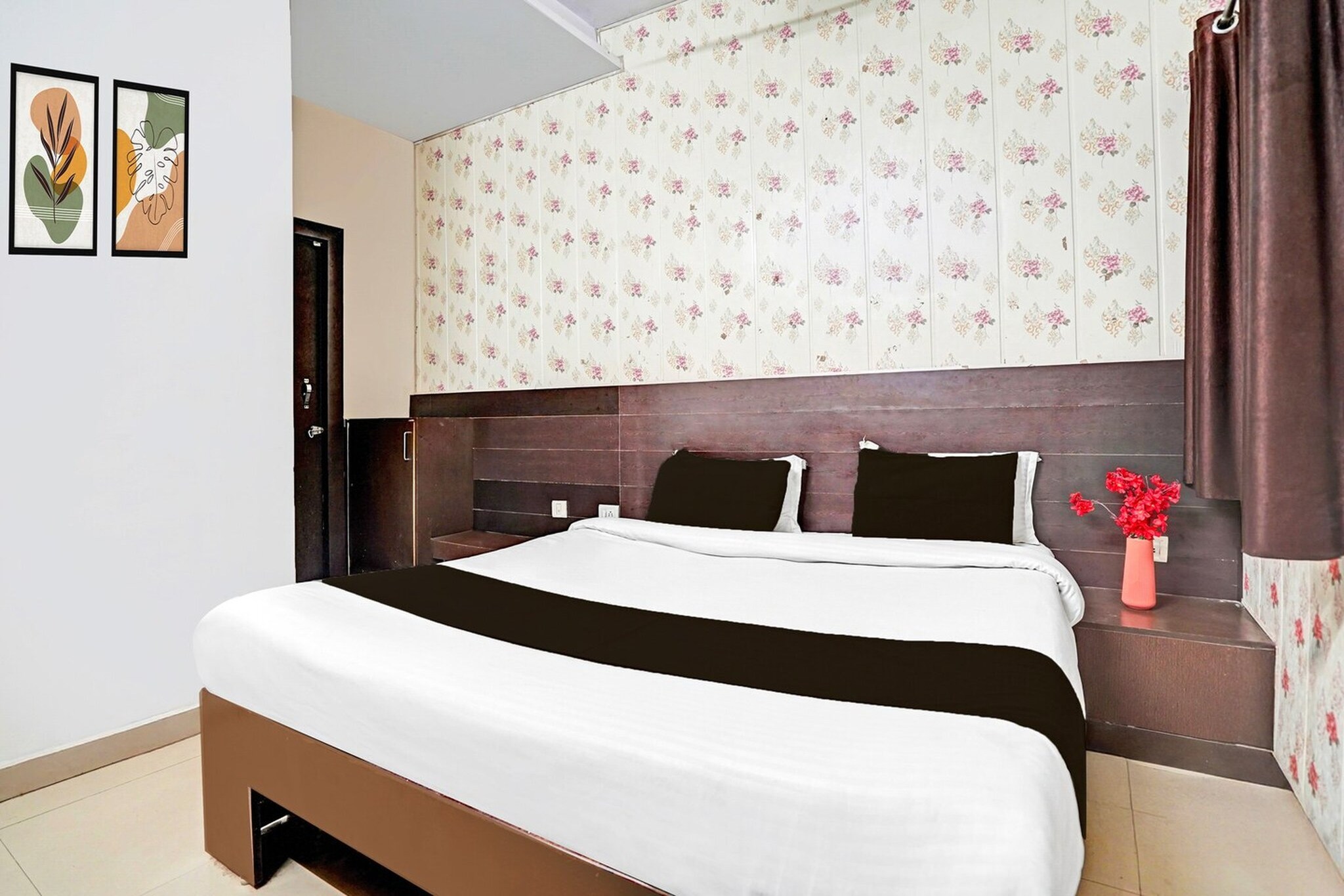 Located in Izatnagar, 4.5 km from Bareilly Railway Station, Super Collection O Prabhat Nagar Bareilly provides air-conditioned rooms and a bar. Among the facilities of this property are a restaurant, a shared lounge and room service, along with free WiFi throughout the property. The hotel features family rooms.
Guest rooms at the hotel are equipped with a seating area, a flat-screen TV with satellite channels and a private bathroom with free toiletries and a bath or shower. All guest rooms include a desk.
Guests at Super Collection O Prabhat Nagar Bareilly can enjoy a continental breakfast.
Staff at the 24-hour front desk speak English and Hindi.
Bareilly Airport is 6 km away.
Unmarried couples are warmly welcome at this property.
Guests with local ID proof are warmly welcome.
Early Check-In Policy: A full day’s room rate will be charged for check-ins before 6:00 AM. Complimentary early check-in is available between 6:00 AM and 10:00 AM, subject to room availability.
Check-in is only available to guests aged 18 and above. Please provide a government-issued ID to confirm your age.