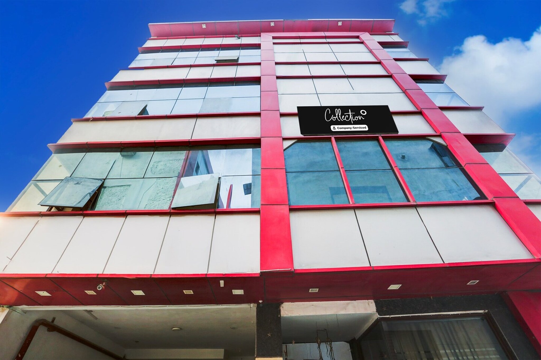 Ground floor: (bedroom(double bed, TV, seating area, balcony, air conditioning, Towels incl., Laundry Package incl., telephone), bathroom(bathtub or shower, shower, washbasin, toilet, Laundry Package incl., shampoo, body soap, hot water), outdoor kitchen, parking, lift)