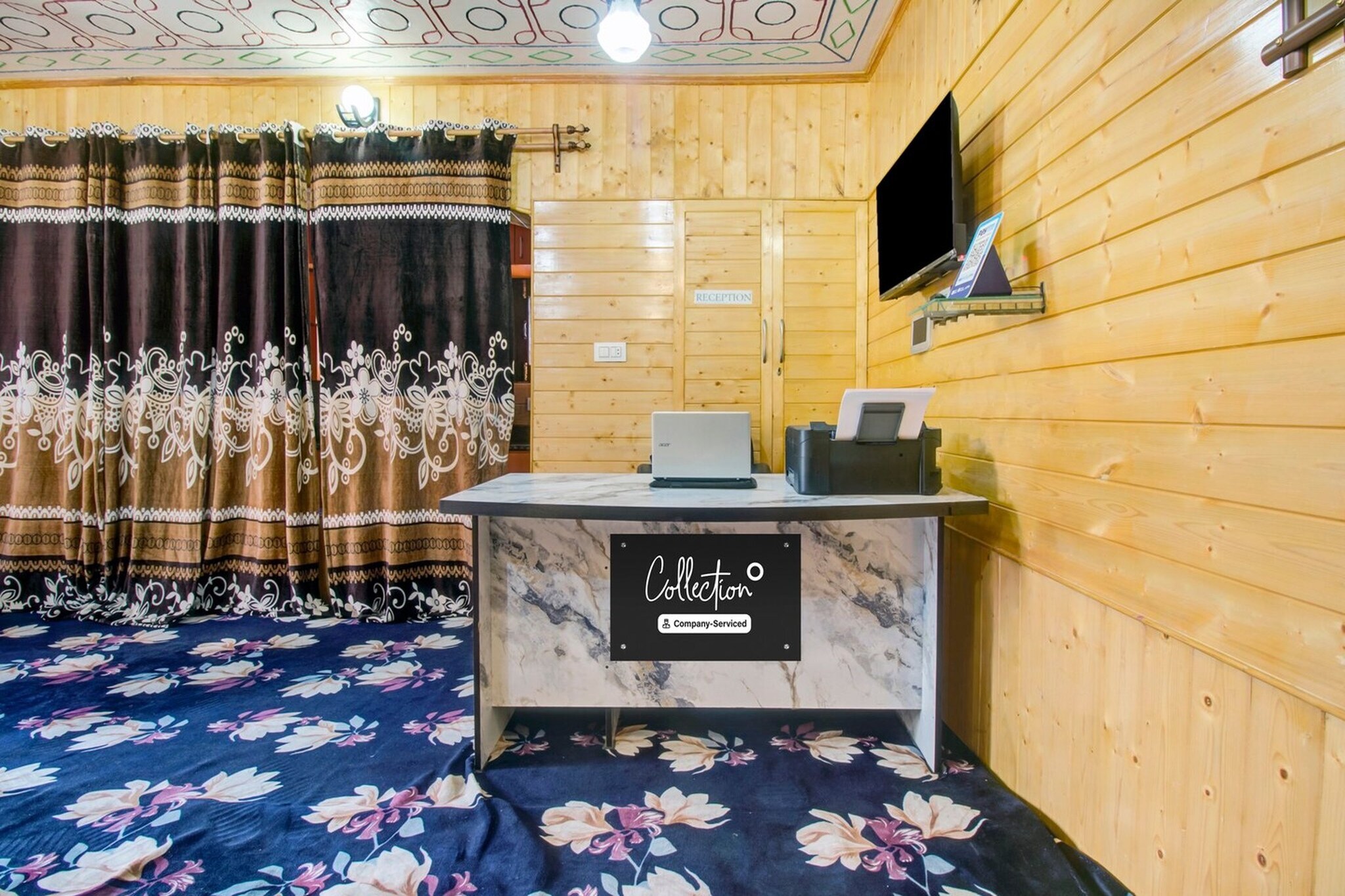 Ground floor: (bedroom(double bed, TV, seating area, air conditioning, Towels incl., telephone), bathroom(bathtub or shower, shower, washbasin, toilet, shampoo, body soap, hot water), parking)
