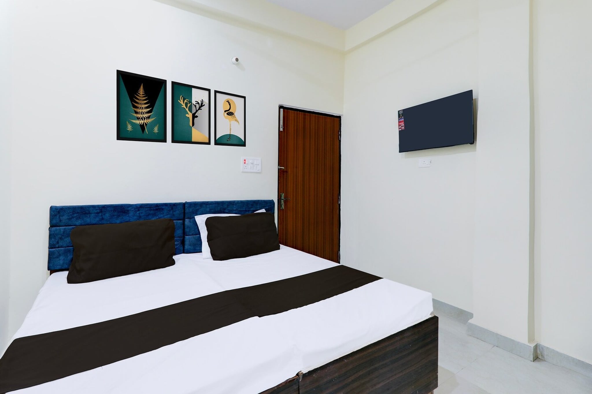 Comfortable Accommodations: Super Hotel O Sudhirpur in Varanasi offers family rooms with air-conditioning, private bathrooms, work desks, and free WiFi. Each room includes a TV, wardrobe, and tiled floors.

Convenient Facilities: Guests can enjoy a lounge, 24-hour front desk, shared kitchen, housekeeping service, room service, and luggage storage. Additional amenities include free toiletries, bath or shower, and a seating area.

Dining Options: An à la carte breakfast is available each morning. The hotel provides a comfortable space for relaxation and dining.

Nearby Attractions: Located 18 km from Lal Bahadur Shastri International Airport, the hotel is close to Varanasi Junction Railway Station (7 km), Kashi Vishwanath Temple (9 km), and Dasaswamedh Ghat (10 km).

Unmarried couples are warmly welcome at this property.
Guests with local ID proof are warmly welcome.

Early Check-In Policy: A full day’s room rate will be charged for check-ins before 6:00 AM. Complimentary early check-in is available between 6:00 AM and 10:00 AM, subject to room availability.
Check-in is only available to guests aged 18 and above. Please provide a government-issued ID to confirm your age.
