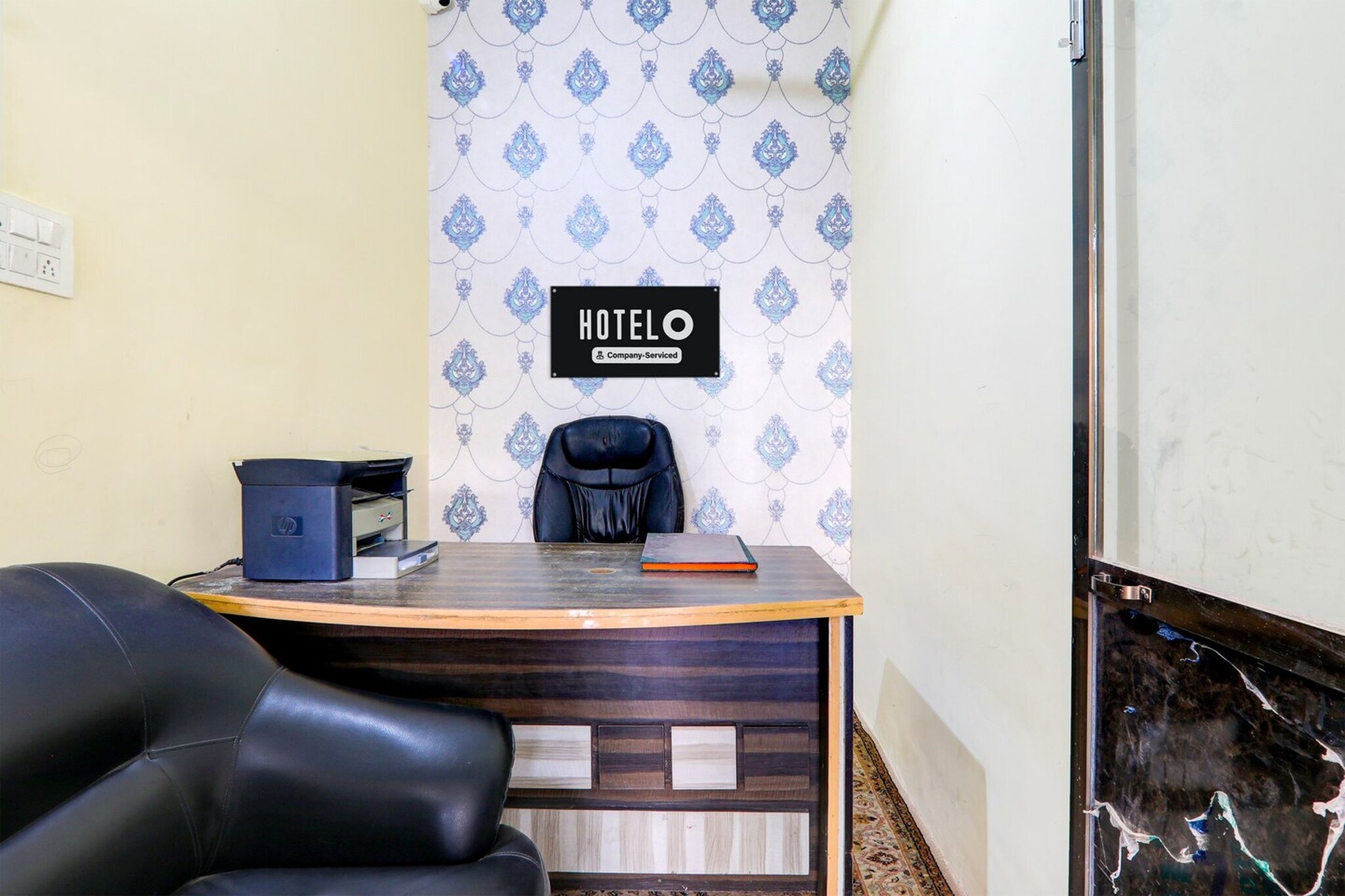 Ground floor: (bedroom(double bed, TV, seating area, air conditioning, Towels incl., telephone, Floor mattress), bathroom(bathtub or shower, shower, washbasin, toilet, shampoo, body soap, hot water), parking)