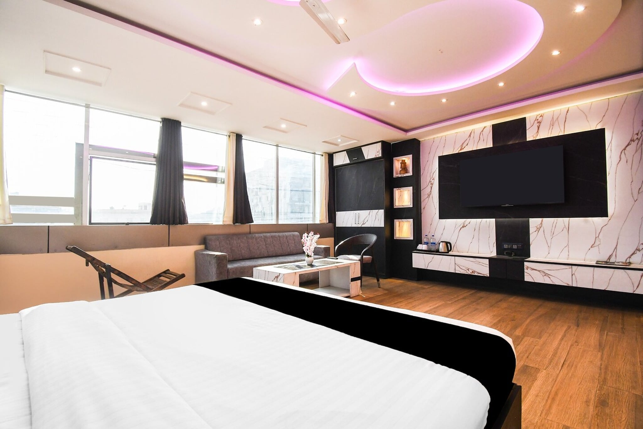 Super Collection O Hirak Road Dhanbad formerly Hirak Inn offers accommodation in DhanbÄd. Featuring a shared lounge, the 4-star hotel has air-conditioned rooms with free WiFi, each with a private bathroom. The accommodation features a shared kitchen and room service for guests.

At the hotel, rooms have a desk. The rooms at Super Collection O Hirak Road Dhanbad formerly Hirak Inn are fitted with a seating area and a flat-screen TV with cable channels.

Guests at the accommodation can enjoy a continental breakfast. The restaurant at Super Collection O Hirak Road Dhanbad formerly Hirak Inn specialises in Indian cuisine.

Speaking English and Hindi at the reception, staff are willing to help at any time of the day.


Unmarried couples are warmly welcome at this property.
Guests with local ID proof are warmly welcome.
Apologies, but we are currently unable to host foreign nationals at this property.
Smoking not allowed.
Alcohol consumption prohibited on the premises.


Early Check-In Policy: A full dayâ€™s room rate will be charged for check-ins before 6:00 AM. Complimentary early check-in is available between 6:00 AM and 10:00 AM, subject to room availability.
Check-in is only available to guests aged 18 and above. Please provide a government-issued ID to confirmÂ yourÂ age.
