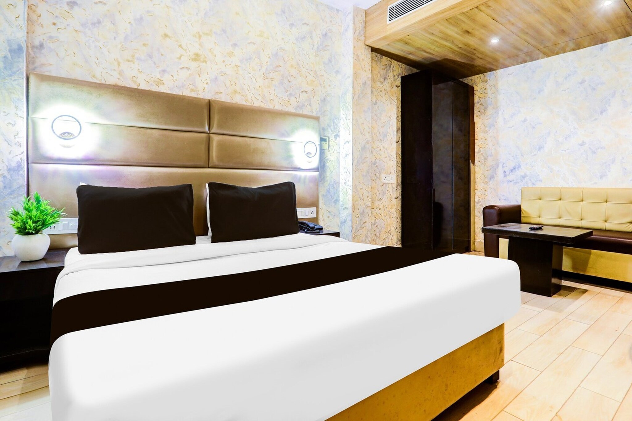 Set in Prayagraj, Uttar Pradesh region, Super Hotel O Vivekanand Marg is located 11 km from Phaphamau Junction. Among the facilities at this property are a shared lounge and room service, along with free WiFi throughout the property. The hotel has family rooms.
All guest rooms at the hotel come with a seating area, a flat-screen TV with satellite channels and a private bathroom with free toiletries and a bath or shower. All units at Super Hotel O Vivekanand Marg feature air conditioning and a desk.
Guests at the accommodation can enjoy an à la carte breakfast.
Languages spoken at the 24-hour front desk include English and Hindi.
Allahabad Airport is 11 km from the property.
Unmarried couples are warmly welcome at this property.
Guests with local ID proof are warmly welcome.
Early Check-In Policy: A full day’s room rate will be charged for check-ins before 6:00 AM. Complimentary early check-in is available between 6:00 AM and 10:00 AM, subject to room availability.