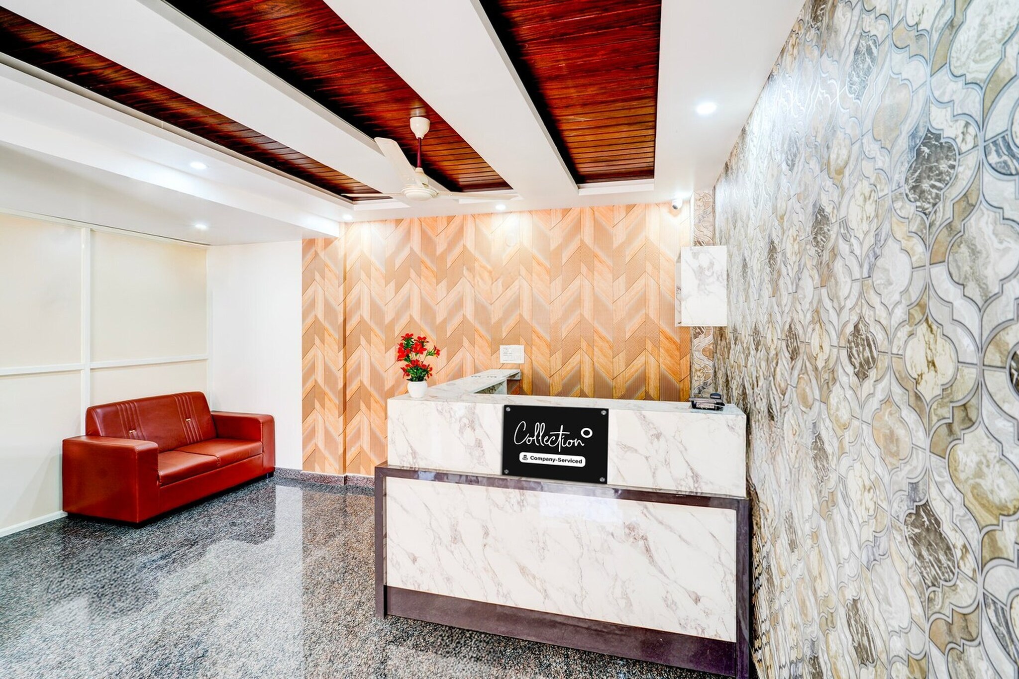 Ground floor: (bedroom(double bed, TV, seating area, air conditioning, Towels incl., telephone), bathroom(bathtub or shower, shower, washbasin, toilet, shampoo, body soap, hot water), parking, lift)