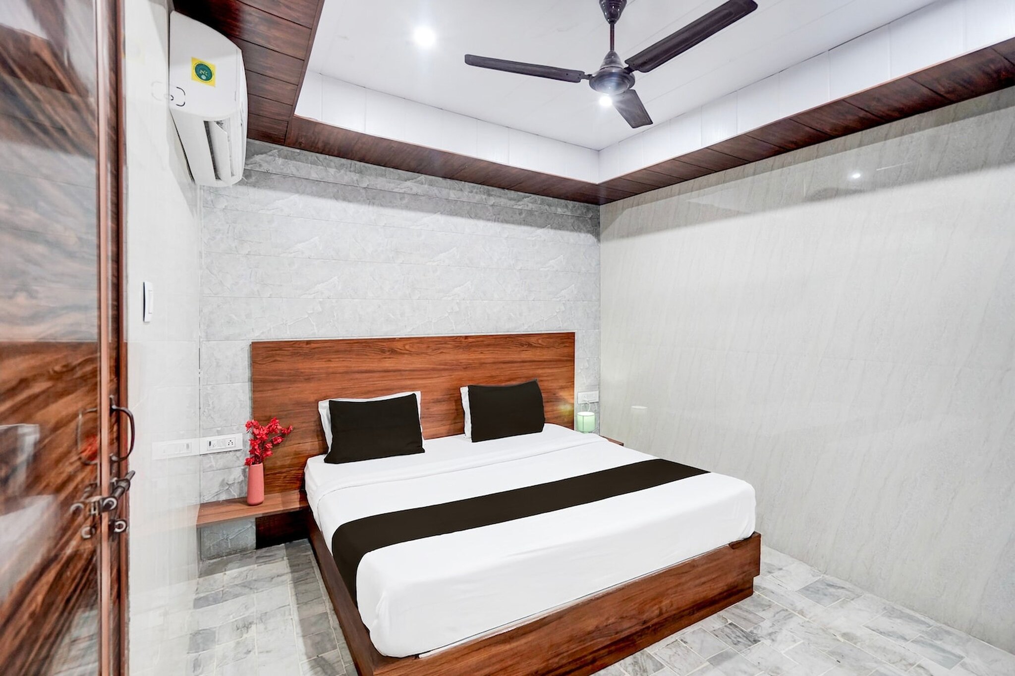 Comfortable Accommodations: Super Hotel O Govind Nagar Kanpur Formerly Maharoopa Palace in Kanpur offers family rooms with air-conditioning, private bathrooms, work desks, and seating areas. Each room includes free toiletries, a bath or shower, TV, and tiled floors.
Essential Facilities: Guests enjoy free WiFi, a lift, 24-hour front desk, housekeeping service, room service, and luggage storage. The hotel provides a work desk, seating area, and wardrobe for added convenience.
Convenient Location: Located 7 km from Kanpur Airport, the hotel is a 17-minute walk from KÄnpur Central Station. Nearby attractions include Regency Hospital and Popular Dharmkanta Chaurha.
Unmarried couples are warmly welcome at this property.
Guests with local ID proof are warmly welcome.
Apologies, but we are currently unable to host foreign nationals at this property.
Early Check-In Policy: A full day’s room rate will be charged for check-ins before 6:00 AM. Complimentary early check-in is available between 6:00 AM and 10:00 AM, subject to room availability.
Check-in is only available to guests aged 18 and above. Please provide a government-issued ID to confirm your age.