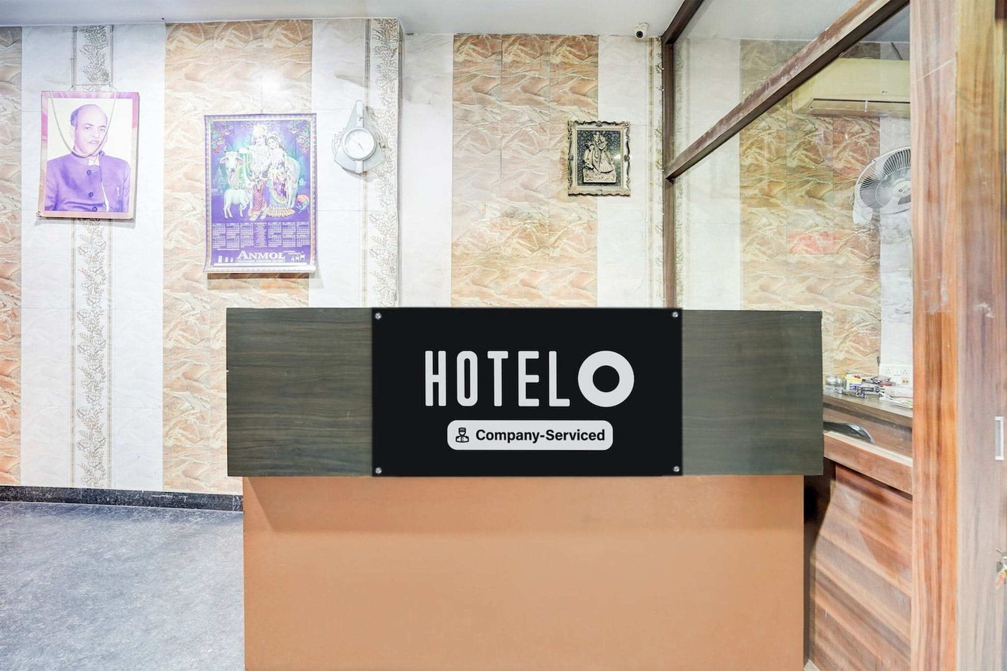 Ground floor: (bedroom(double bed, TV, seating area, air conditioning, Towels incl., telephone), bathroom(bathtub or shower, shower, washbasin, toilet, shampoo, body soap, hot water), parking, lift)