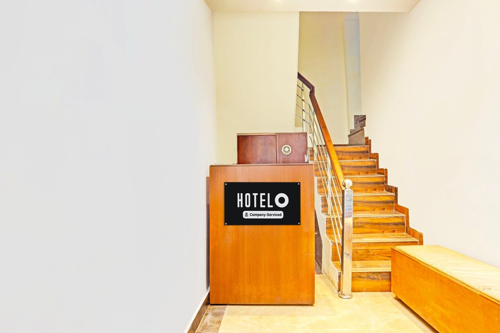 Ground floor: (bedroom(double bed, TV, seating area, air conditioning, Towels incl., telephone, Floor mattress), bathroom(bathtub or shower, shower, washbasin, toilet, shampoo, body soap, hot water), parking, lift)