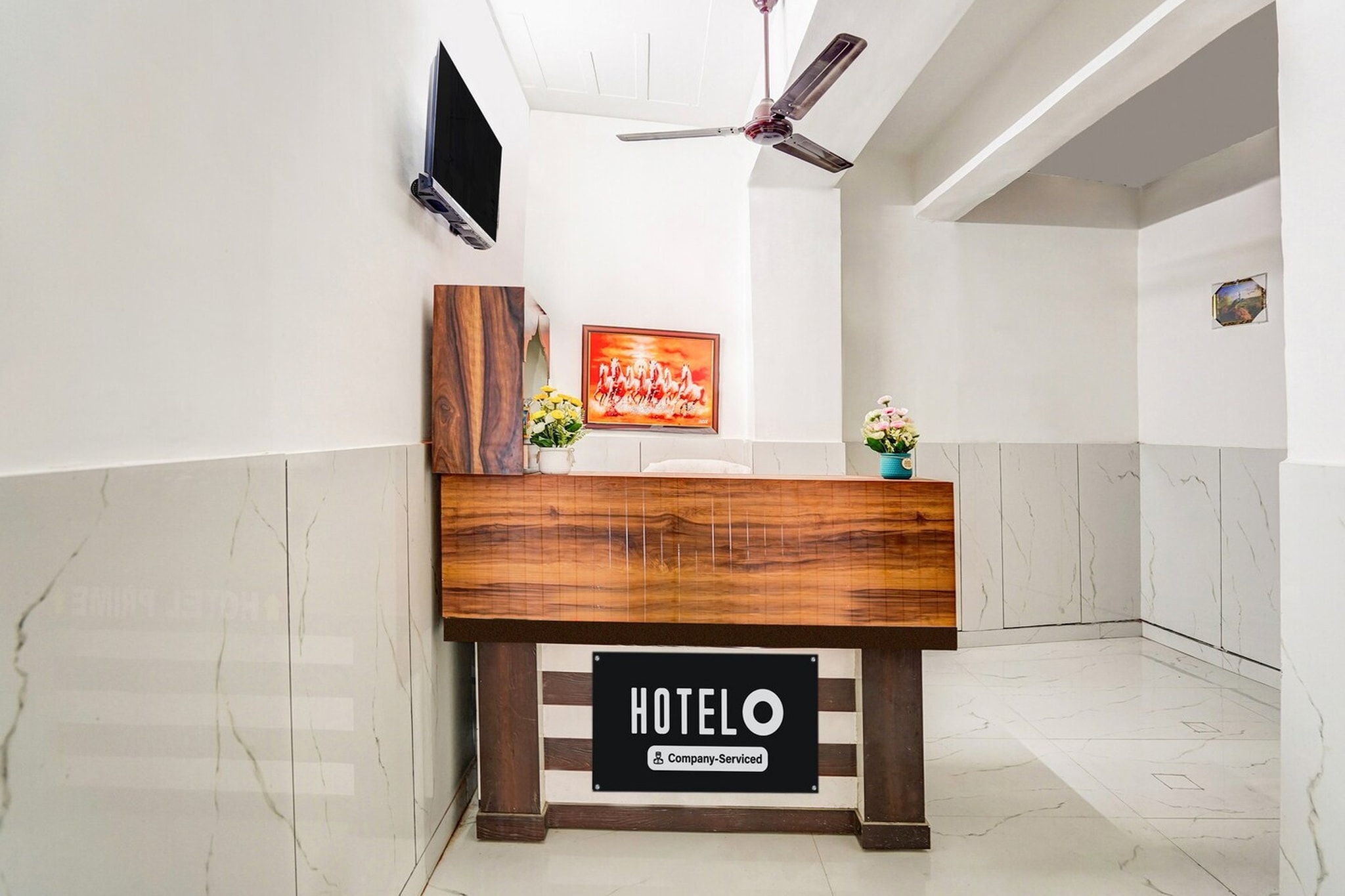 Ground floor: (bedroom(double bed, TV, seating area, air conditioning, Towels incl., telephone, Floor mattress), bathroom(bathtub or shower, shower, washbasin, toilet, shampoo, body soap, hot water), parking)