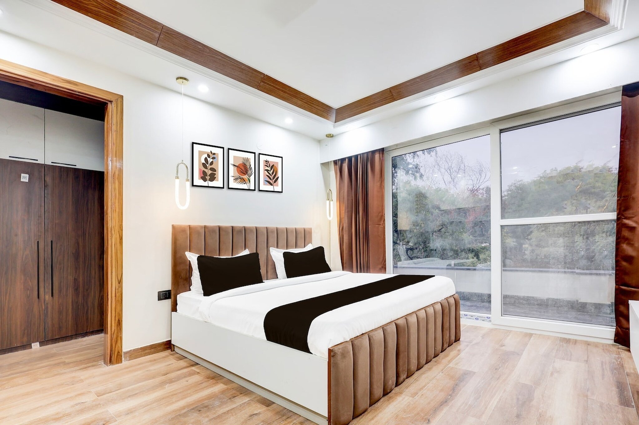 Situated within 5.4 km of MG Road and 10 km of WorldMark Gurgaon, Super Hotel O Sector 43 Gurgaon features rooms with air conditioning and a private bathroom in Gurgaon. Among the facilities at this property are room service and a 24-hour front desk, along with free WiFi throughout the property. The property is non-smoking and is located 16 km from Qutub Minar.
The rooms at the hotel are fitted with a seating area, a flat-screen TV with satellite channels and a private bathroom with free toiletries and a bath or shower. Guest rooms have a desk.
Tughlaqabad Fort is 23 km from Super Hotel O Sector 43 Gurgaon, while Lodhi Gardens is 24 km from the property. Delhi International Airport is 12 km away.
Unmarried couples are warmly welcome at this property.
Guests with local ID proof are warmly welcome.
Early Check-In Policy: A full day’s room rate will be charged for check-ins before 6:00 AM. Complimentary early check-in is available between 6:00 AM and 10:00 AM, subject to room availability.
Check-in is only available to guests aged 18 and above. Please provide a government-issued ID to confirm your age.