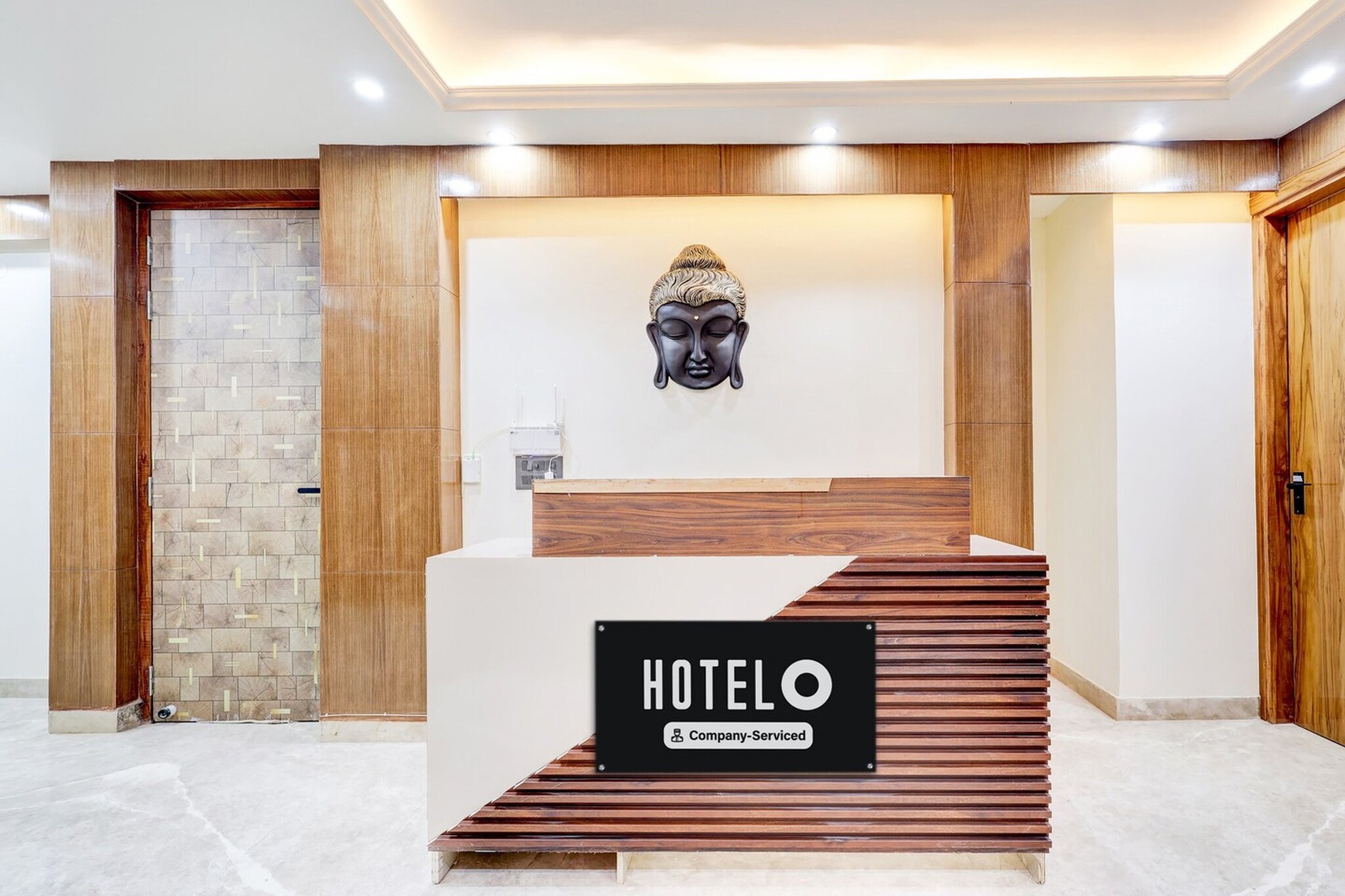 Ground floor: (bedroom(double bed, TV, seating area, air conditioning, Towels incl., telephone), bathroom(bathtub or shower, shower, washbasin, toilet, shampoo, body soap, hot water), parking)